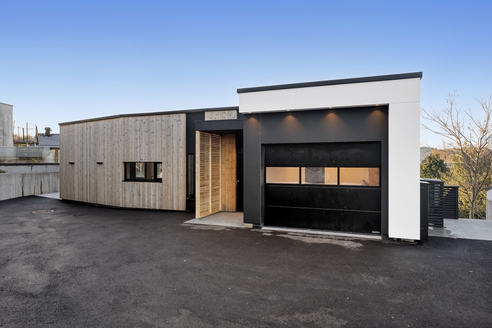 Neseveien 10B er en bolig med en tydelig designretning, varme naturmaterialer og helhetlig estetikk Galleribilde