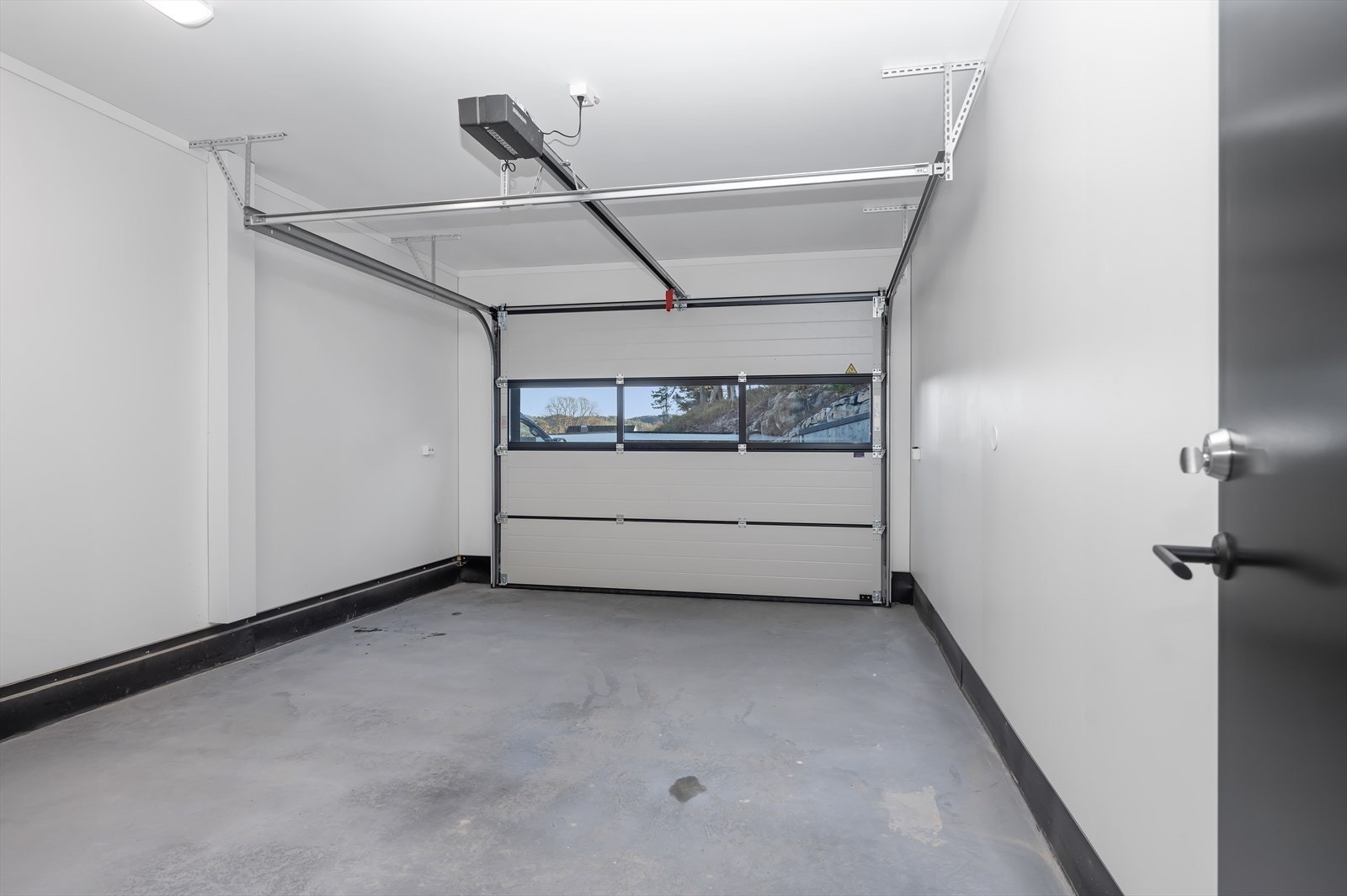 Lukket garasjeanlegg åpnes via elektrisk portåpner Galleribilde