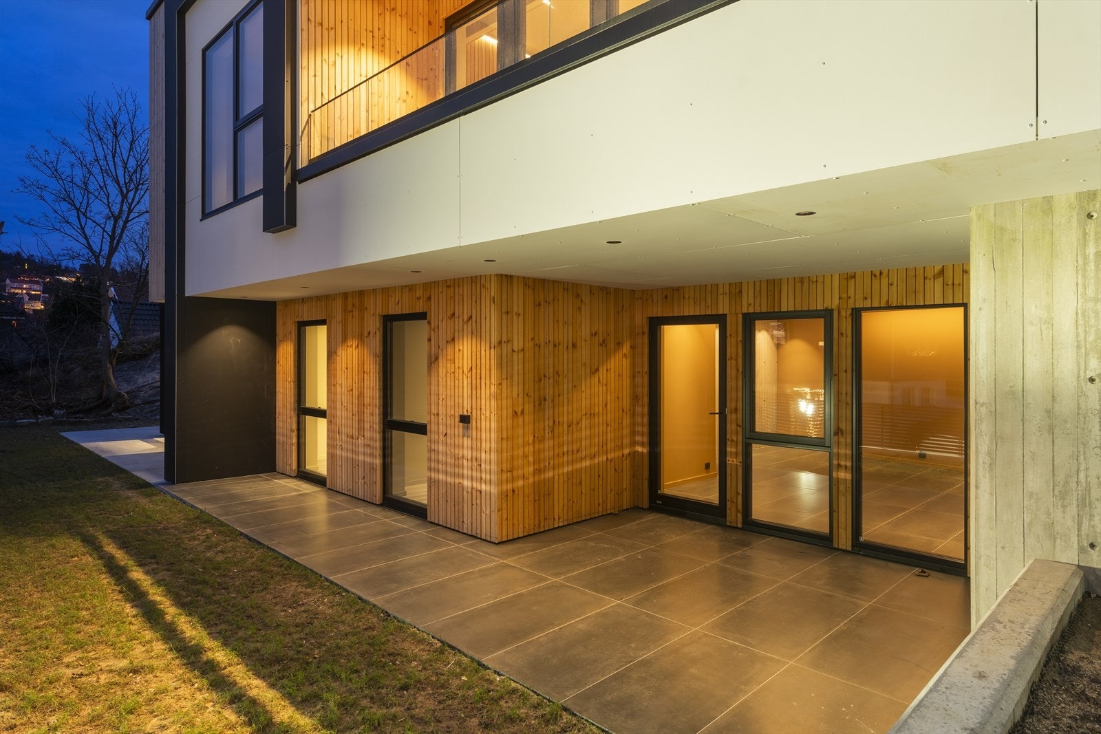 Denne moderne eneboligen kombinerer gjennomtenkt materialbruk, harmoniske fargevalg og funksjonelle løsninger Galleribilde