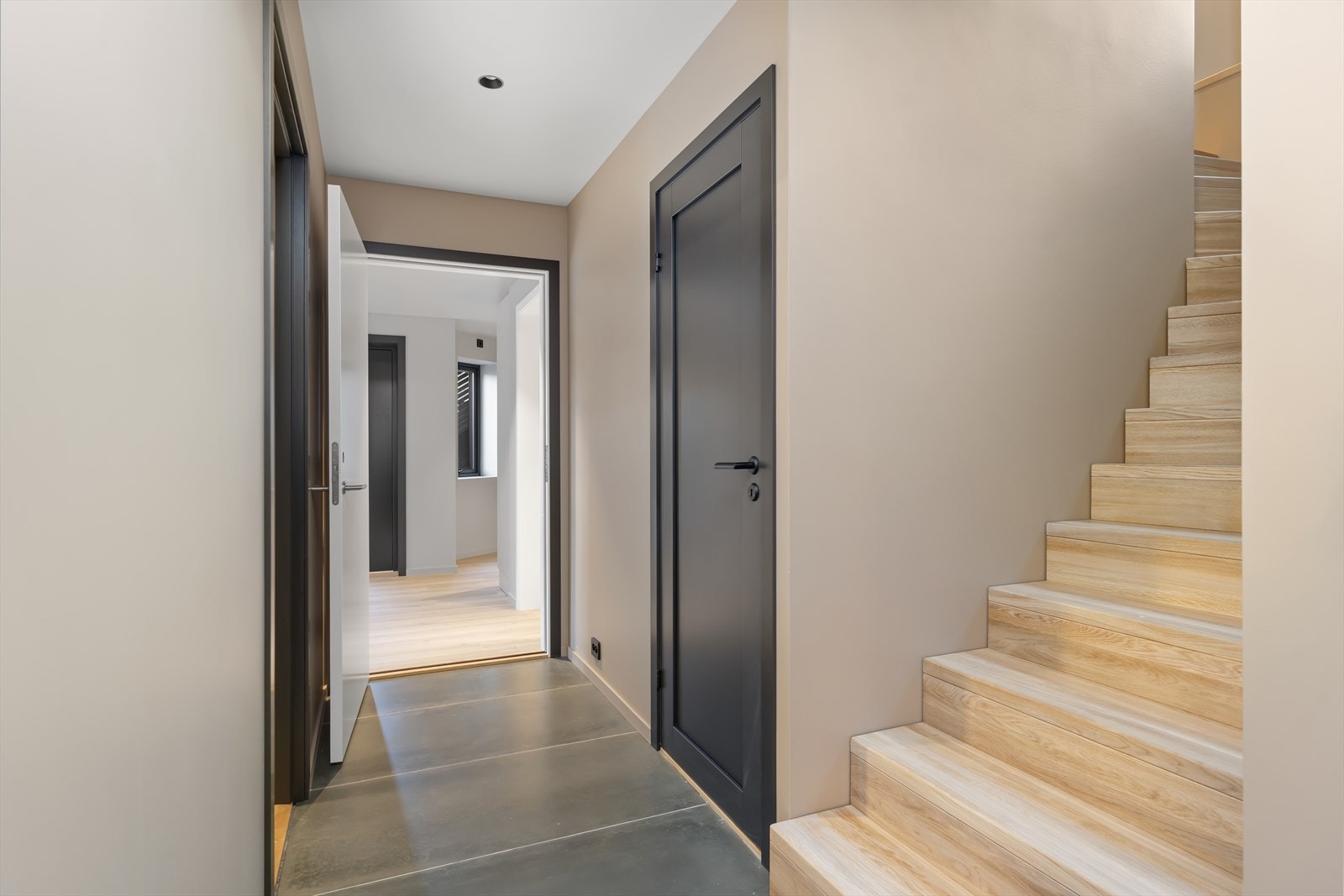 Velkommen ned - Bestående av underetasje + utleiedel Galleribilde