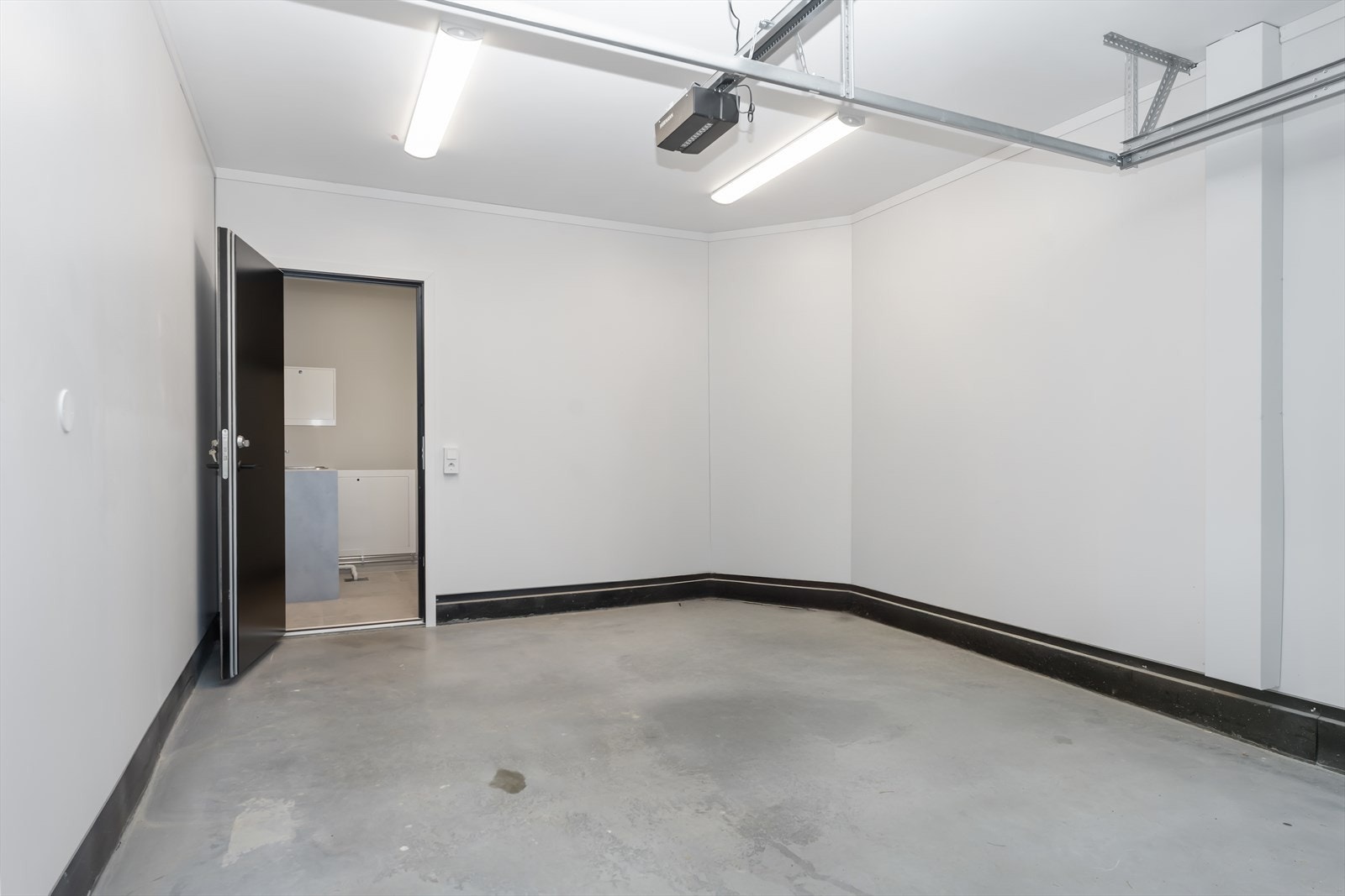 Garasjen har direkte adkomst til boligen gjennom vaskerom/teknisk rom - En praktisk og trygg løsning i hverdagen Galleribilde