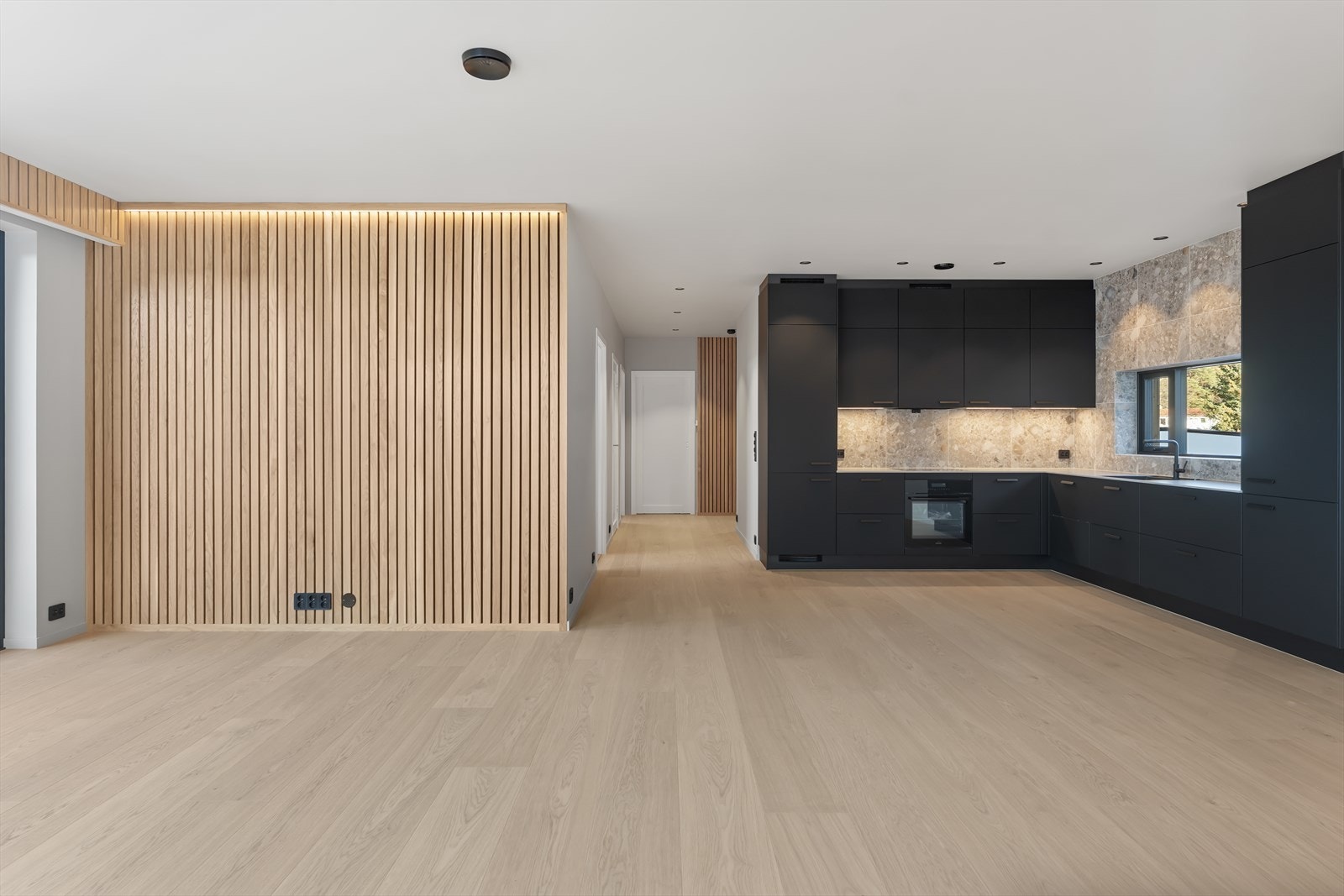 Lyst, åpent og innbydende stue/kjøkken området Galleribilde