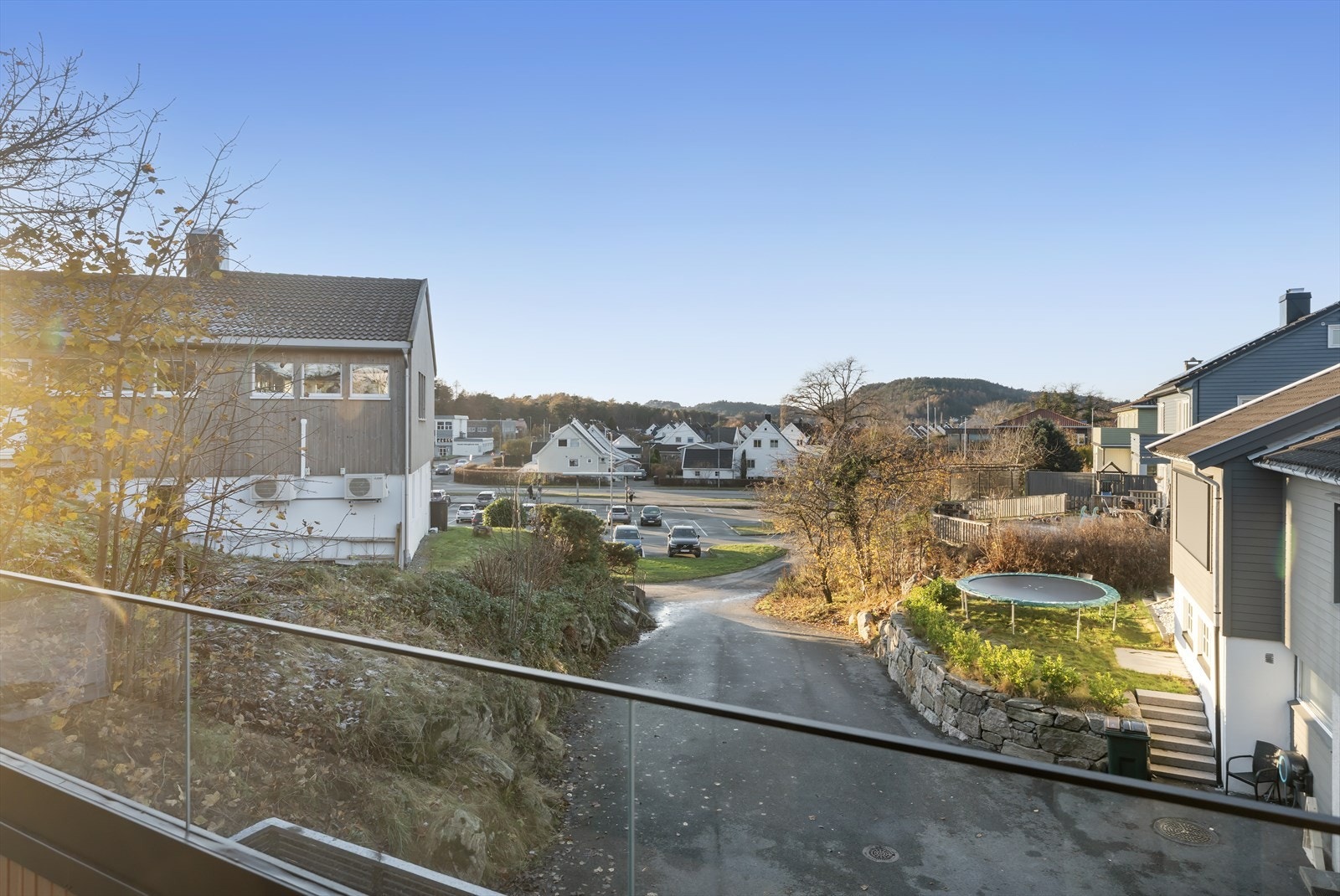 Det asfalterte området hører til naboeiendommen, her opplyses det om at det reises garasje for naboeiendommen. Galleribilde