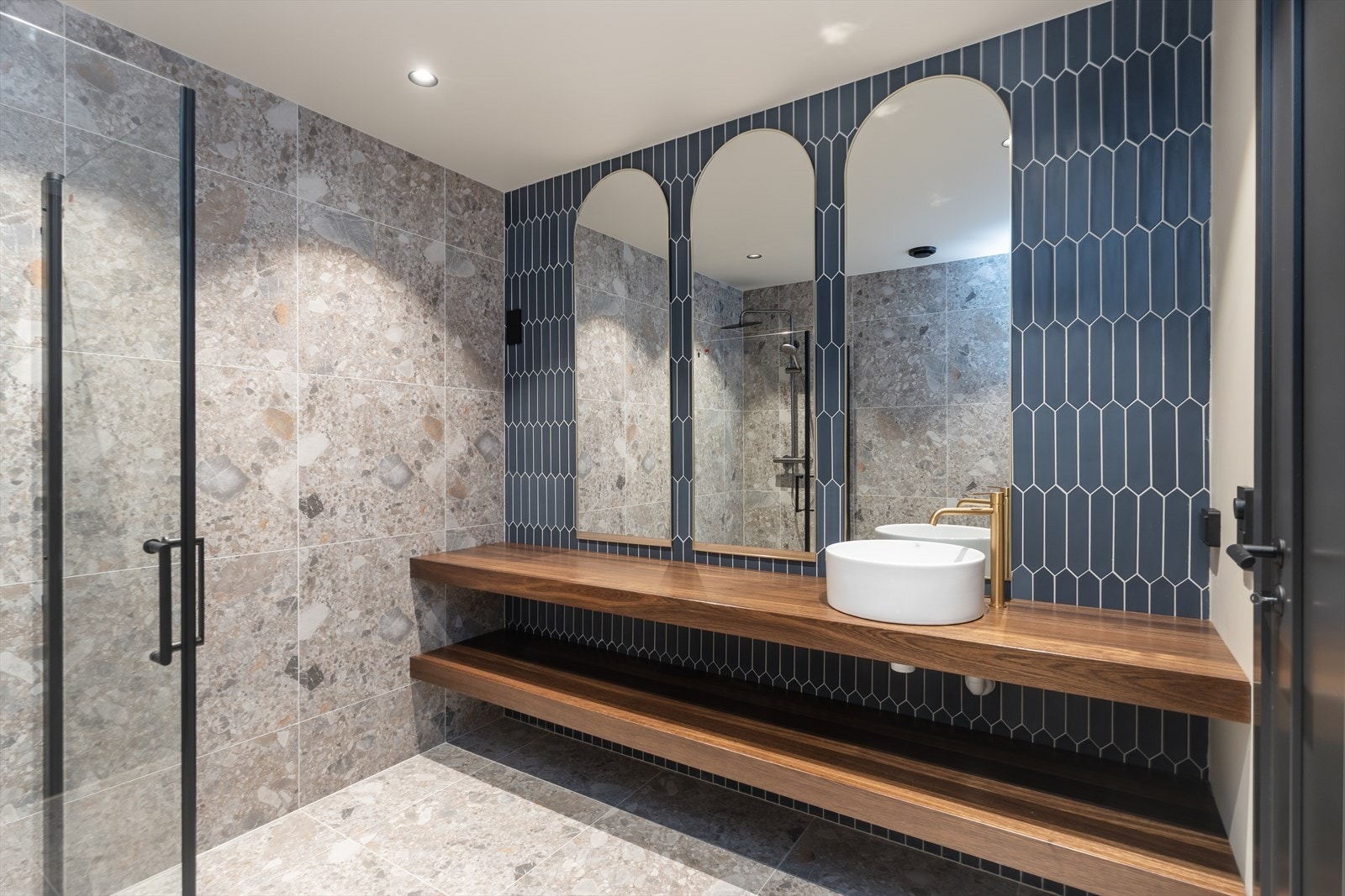 Lanse Navy veggflis bak vask som gir særpreg Galleribilde