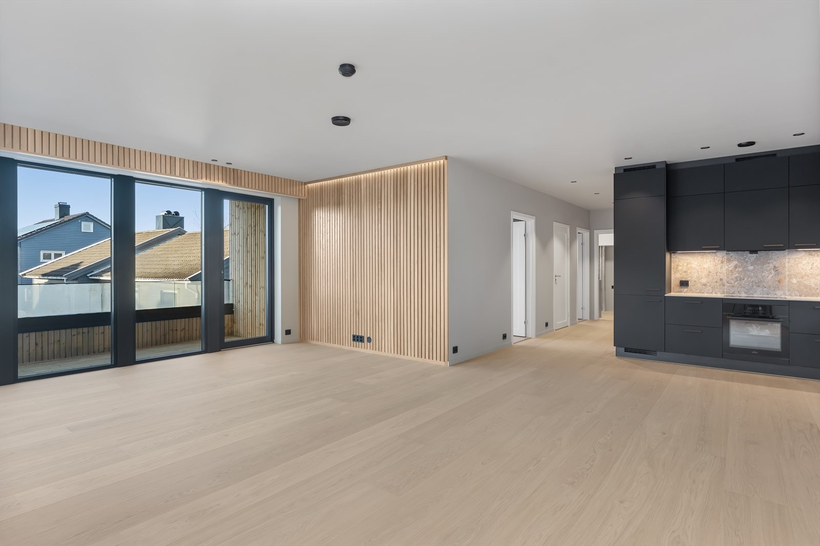 Hovedetasjen preges av lyse, varme toner og moderne materialer Galleribilde