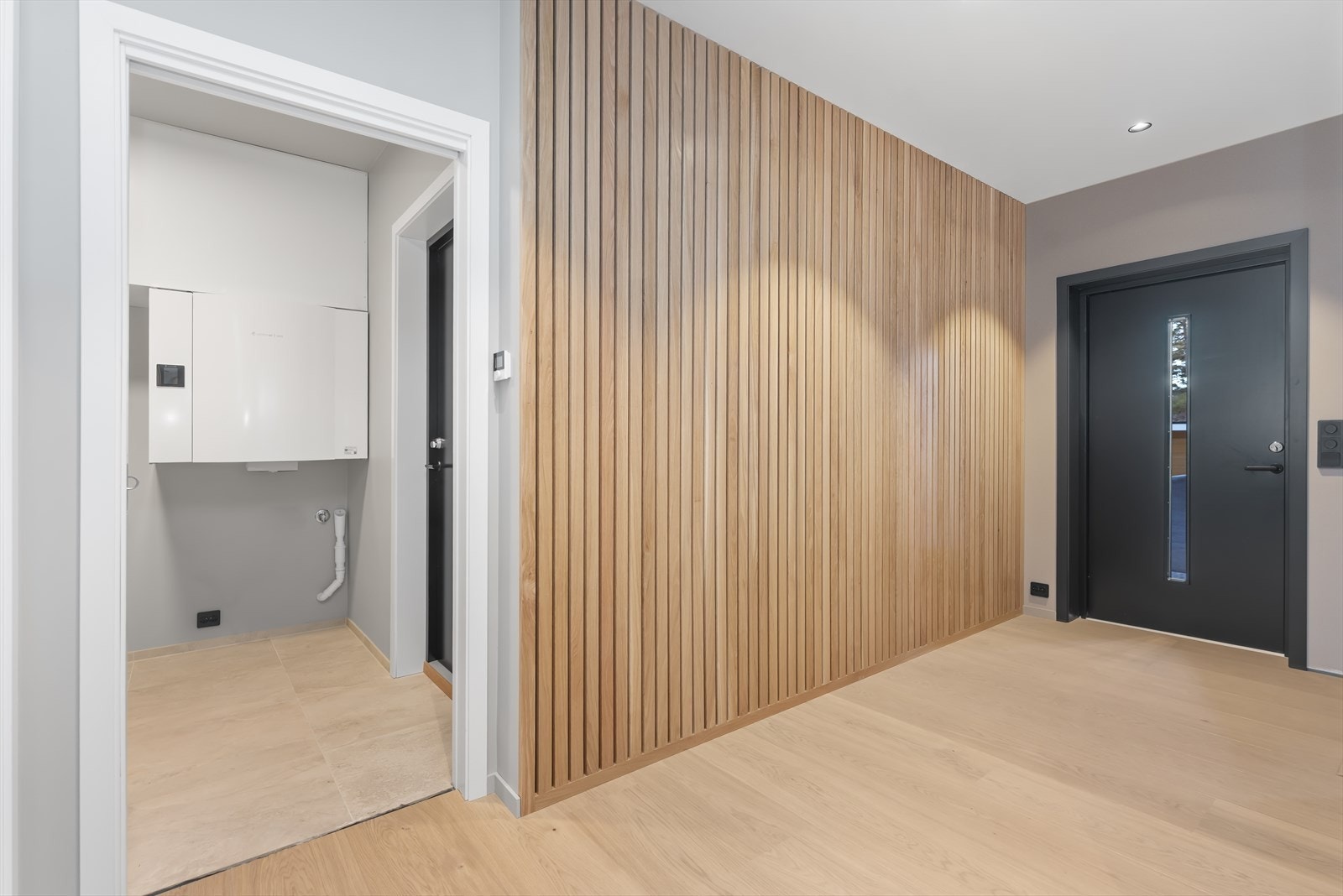 Gang - Døren til venstre i bilde fører direkte til den lukkede garasjen Galleribilde