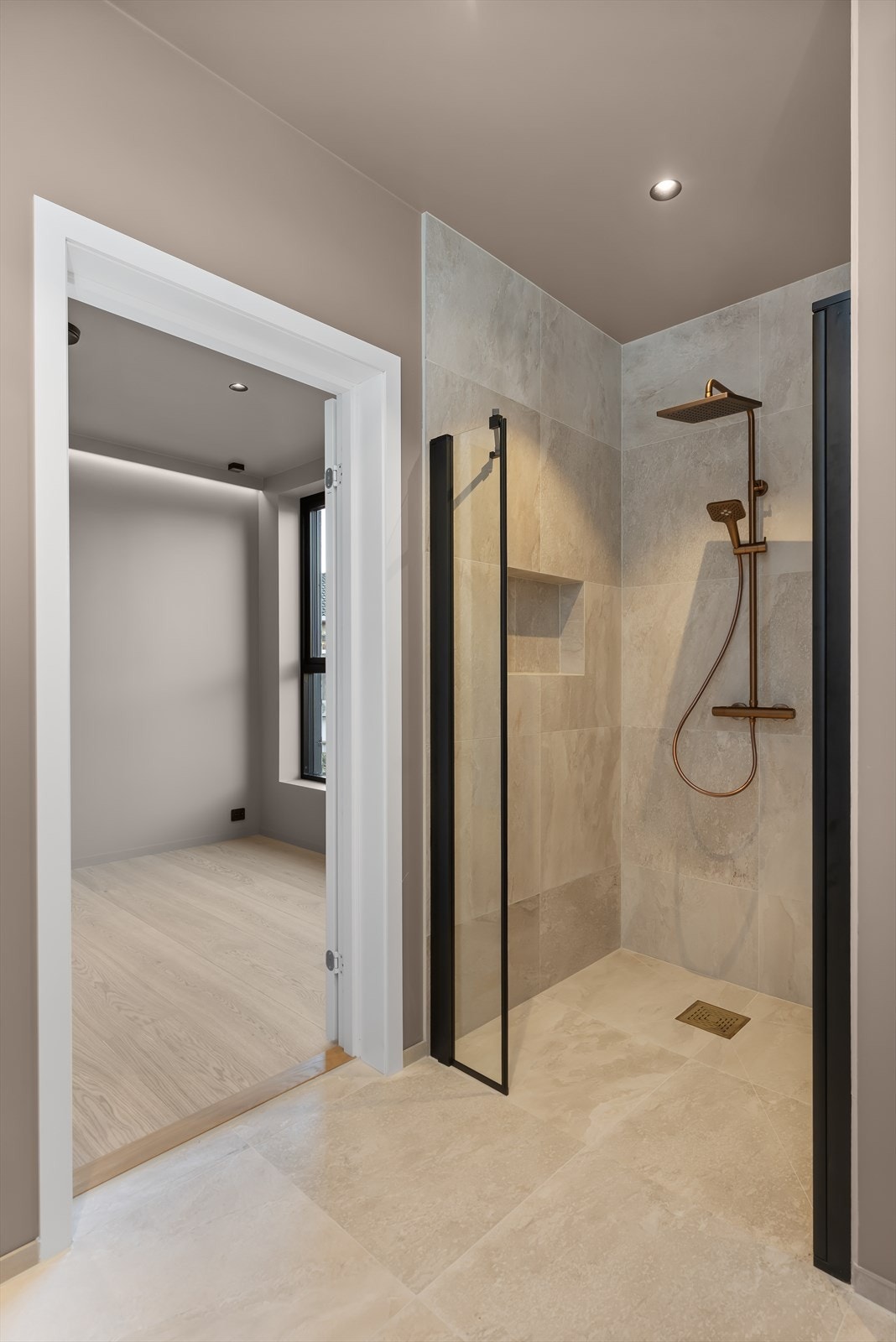 Flislagt dusjsone med skyvedørs løsning Galleribilde