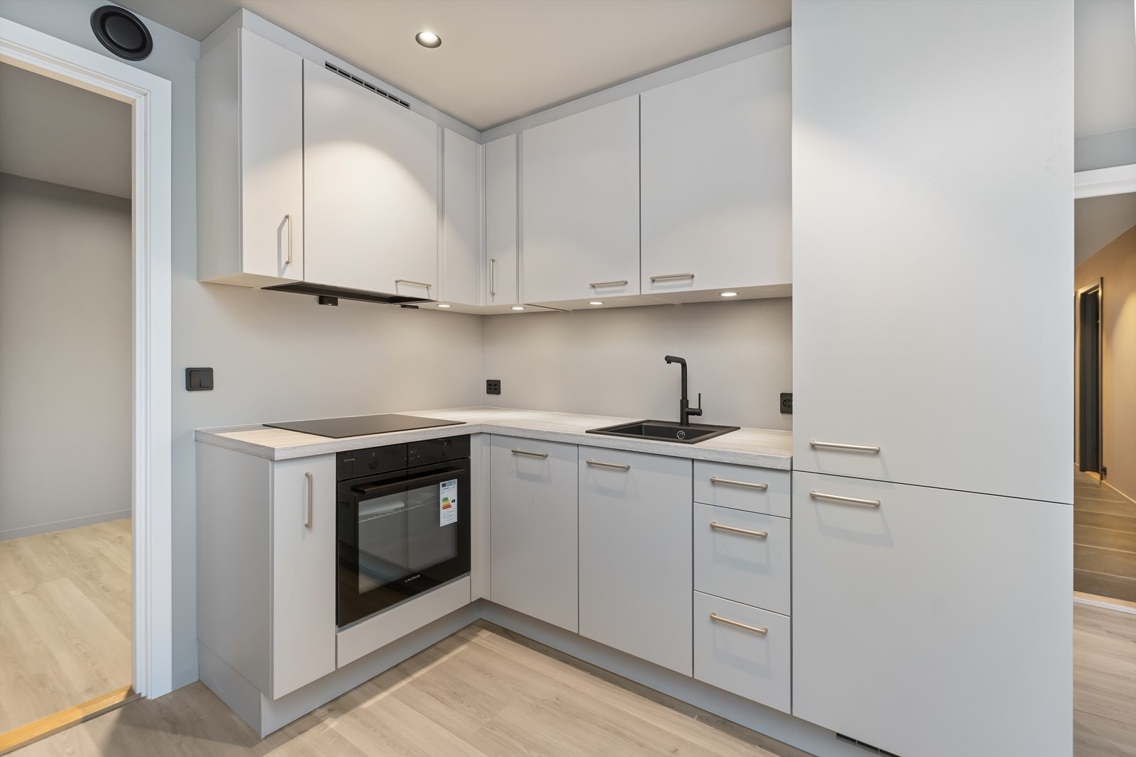 Utleiedelen leveres med kjøkken fra kjøkkensenteret, komplett med hvitevarer Galleribilde