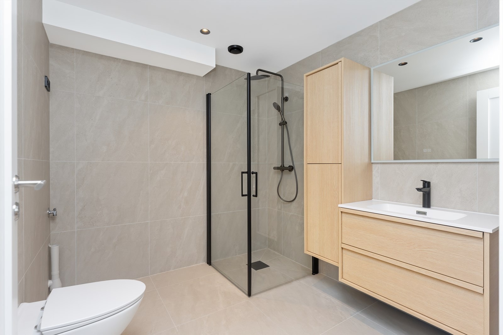 Helfliset bad med tidløst design - Opplegg for vaskemaskin Galleribilde