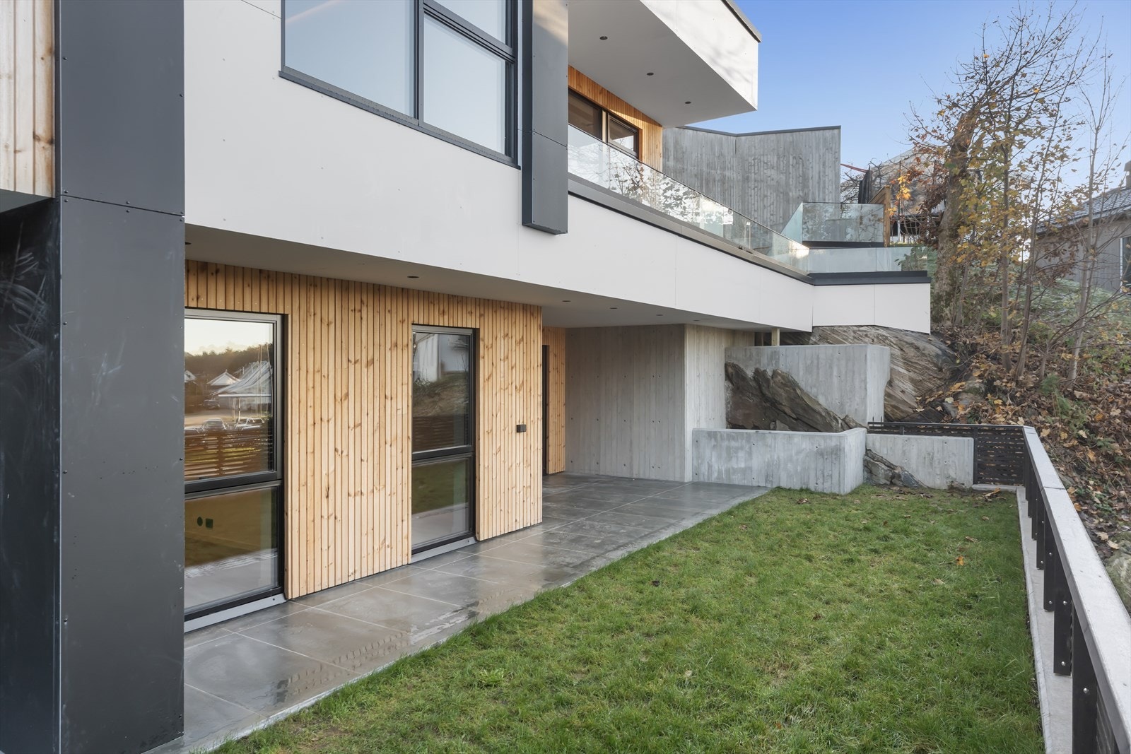 Ute området på bakkeplan Galleribilde