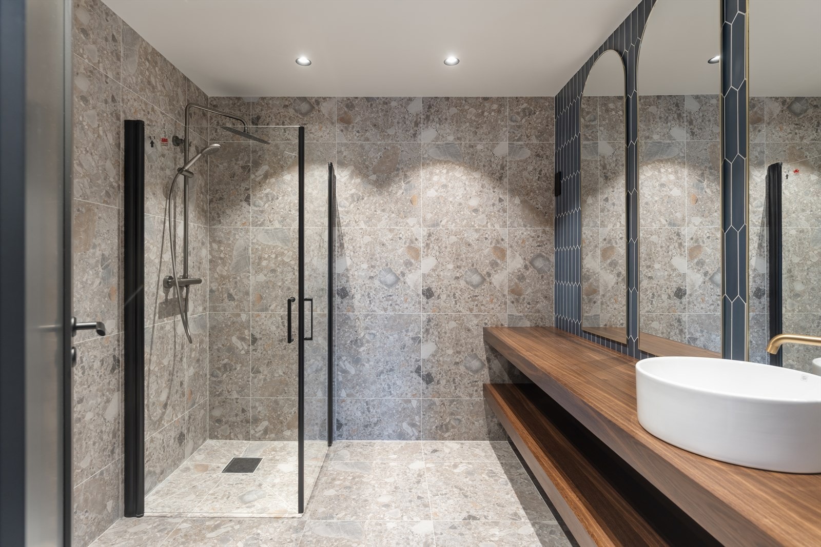 Etasjens bad er av luksuriøst slag- Nydelige detaljer fra topp til tå Galleribilde