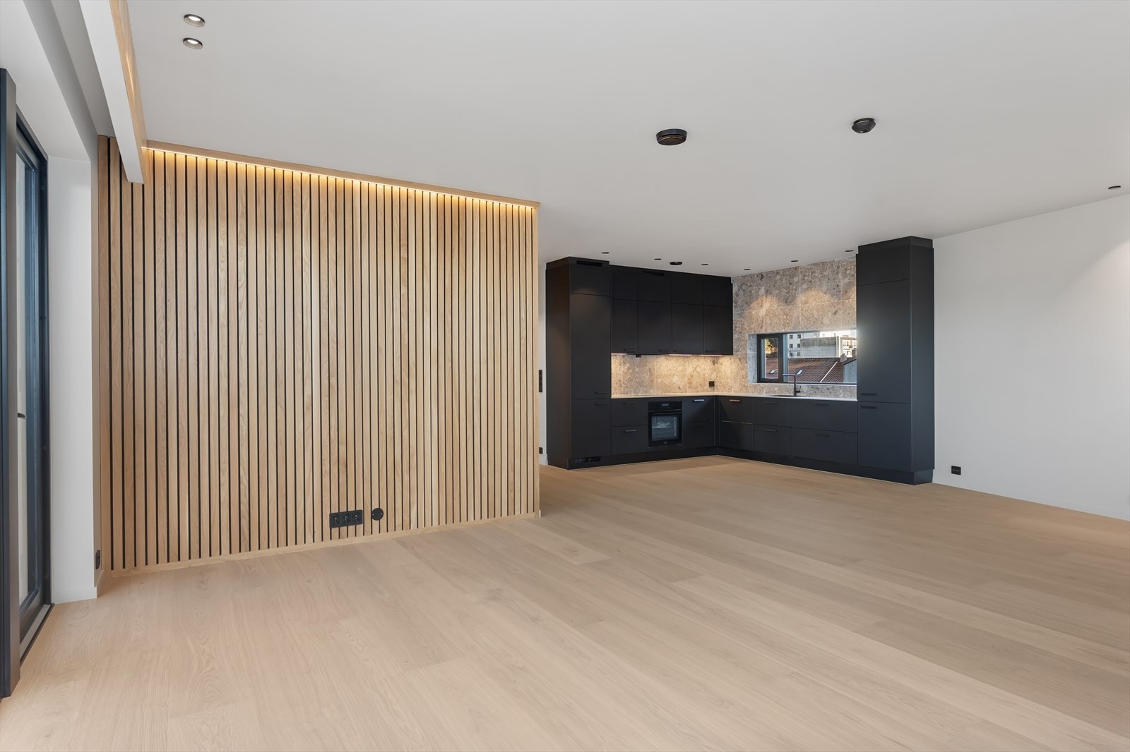 Spileelementer brukes på TV-vegg, i gang og over vinduene for å skape en gjennomgående helhet Galleribilde