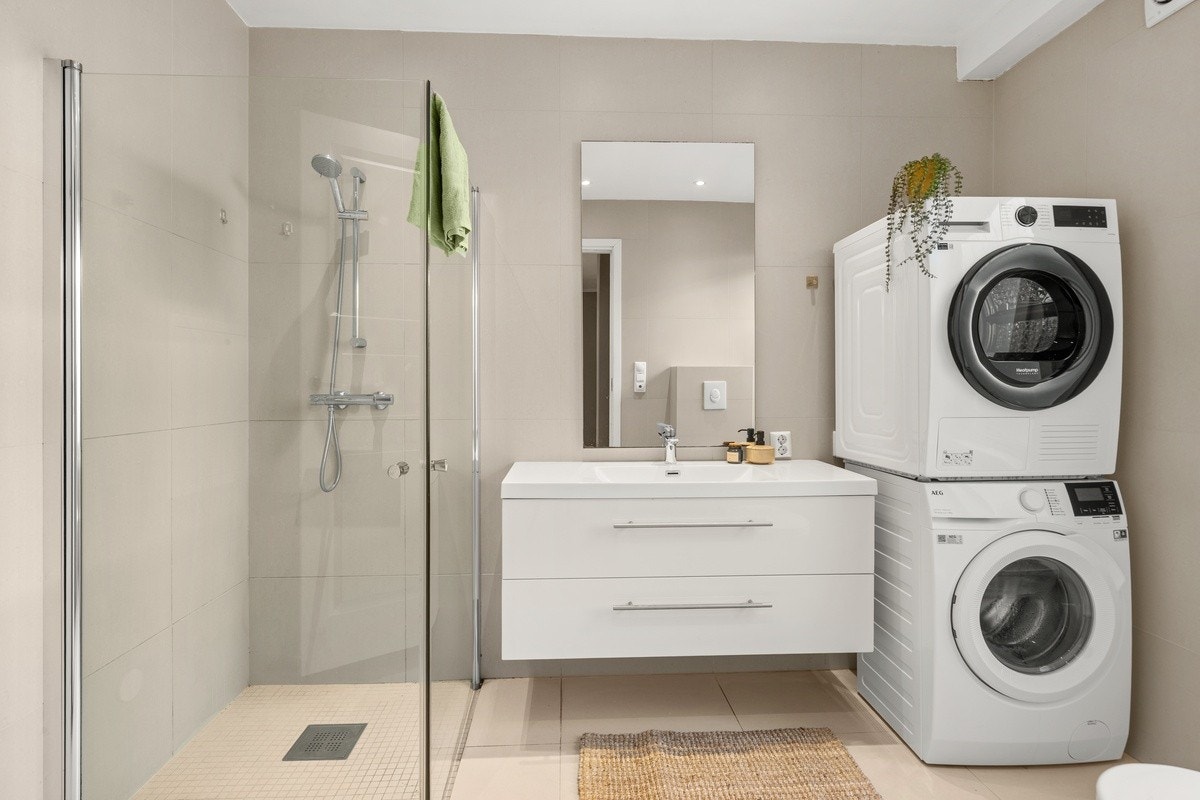 Boligen har et delikat bad med vaskemaskin og ny tørketrommel fra 2025 Galleribilde