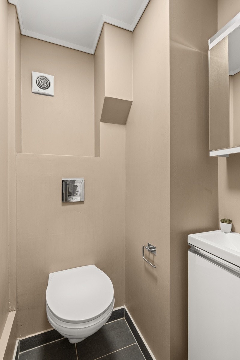 I tillegg til badet er det et eget WC-rom Galleribilde