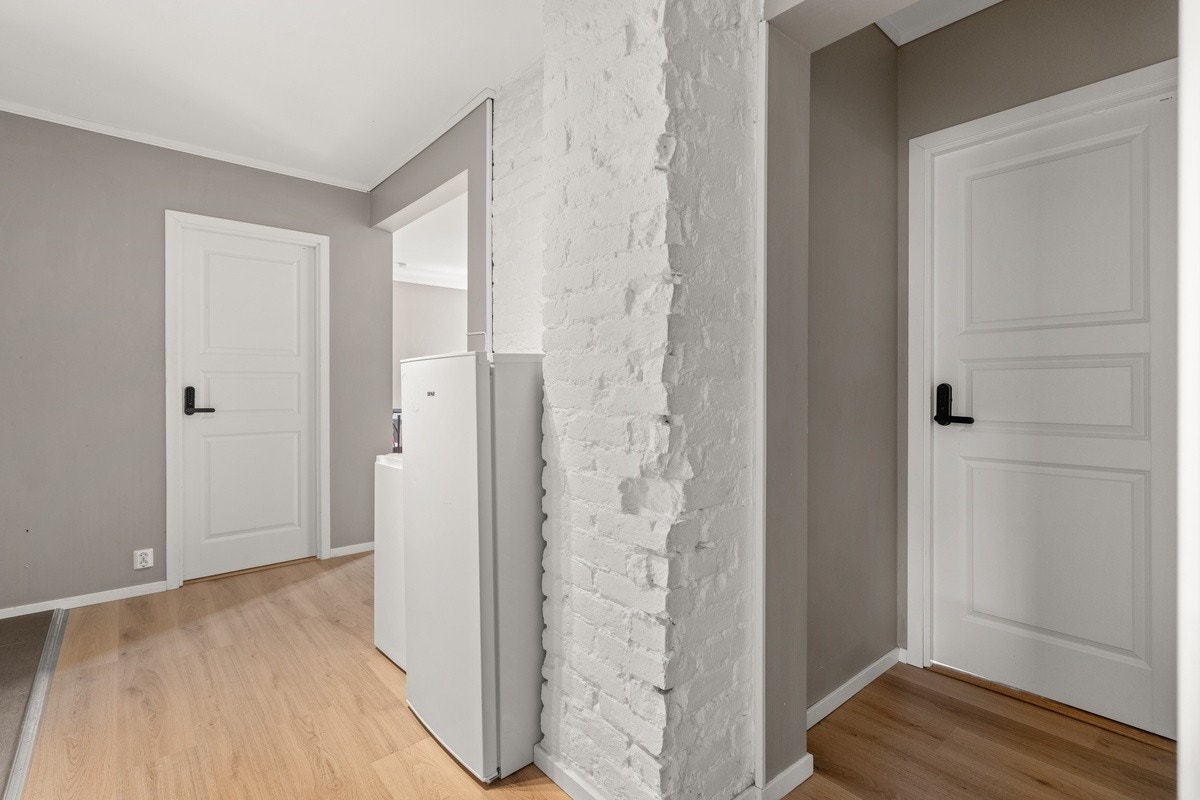 Gangen har ekstra kjøleskap og fryser i tillegg til en mikro Galleribilde