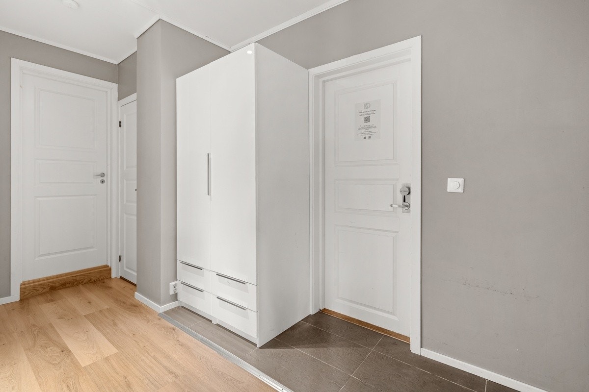 Gangen har skap og god plass til sko Galleribilde