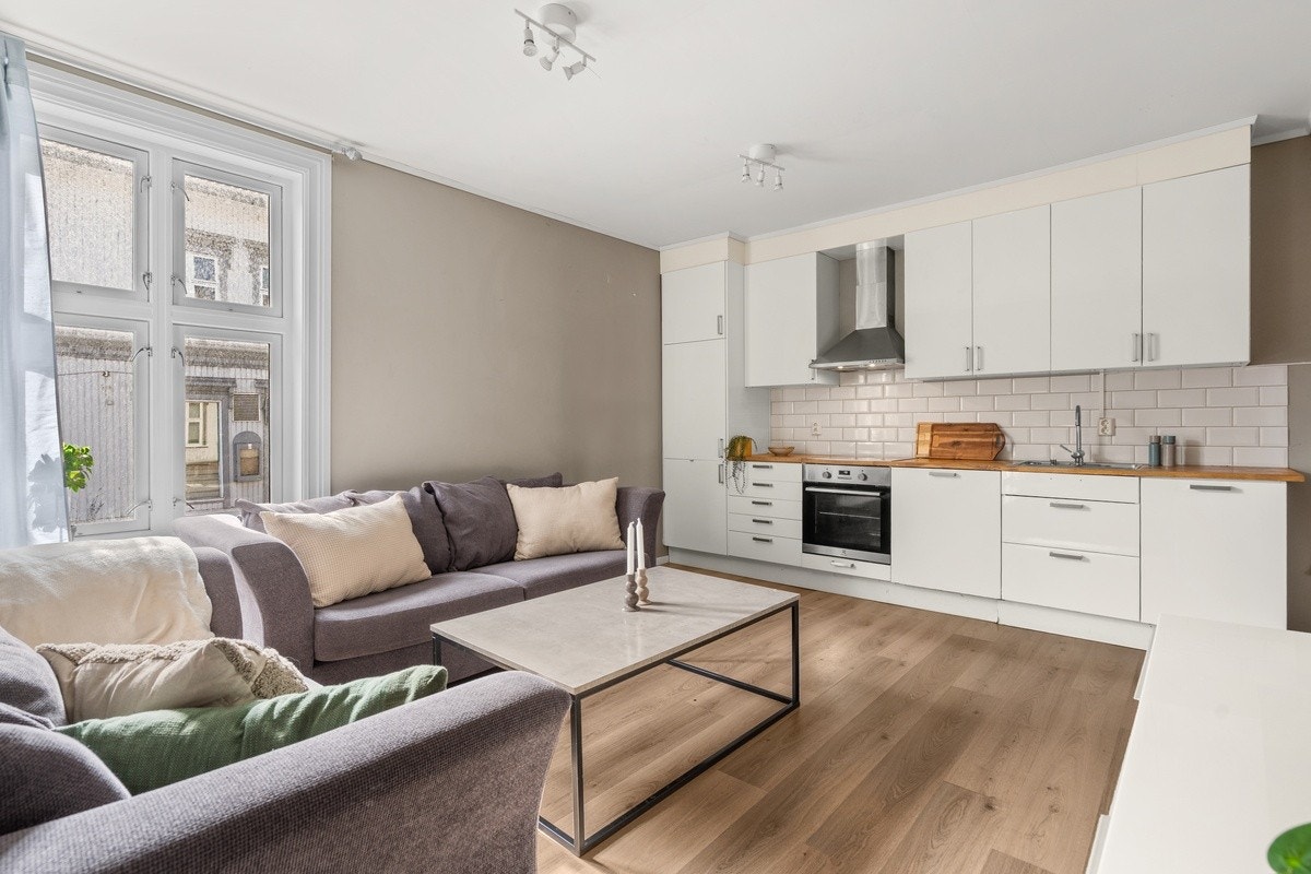 Her er det god plass og åpen kjøkkenløsning Galleribilde