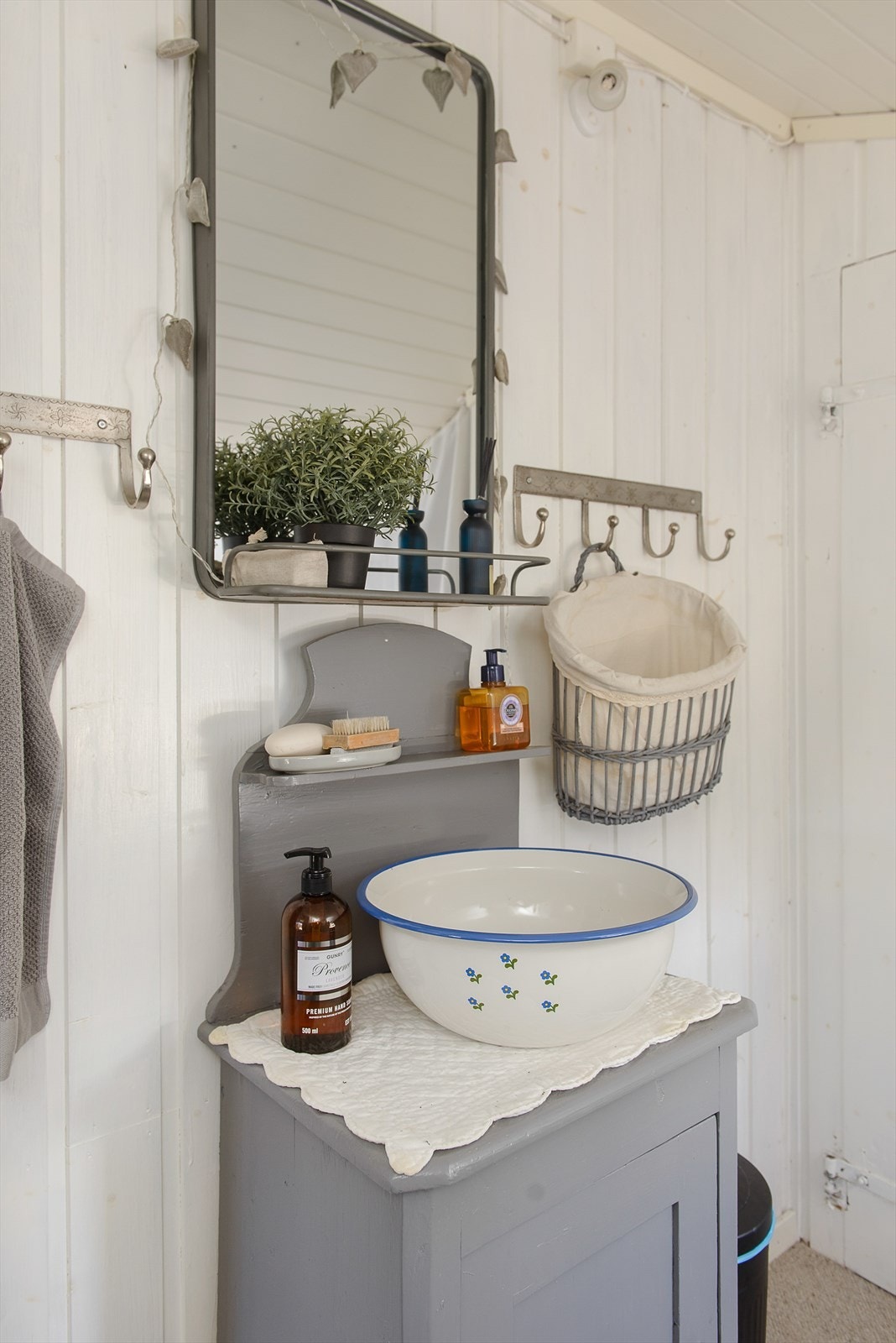 Gang v/toalettrom med vaskevannsfat. Galleribilde