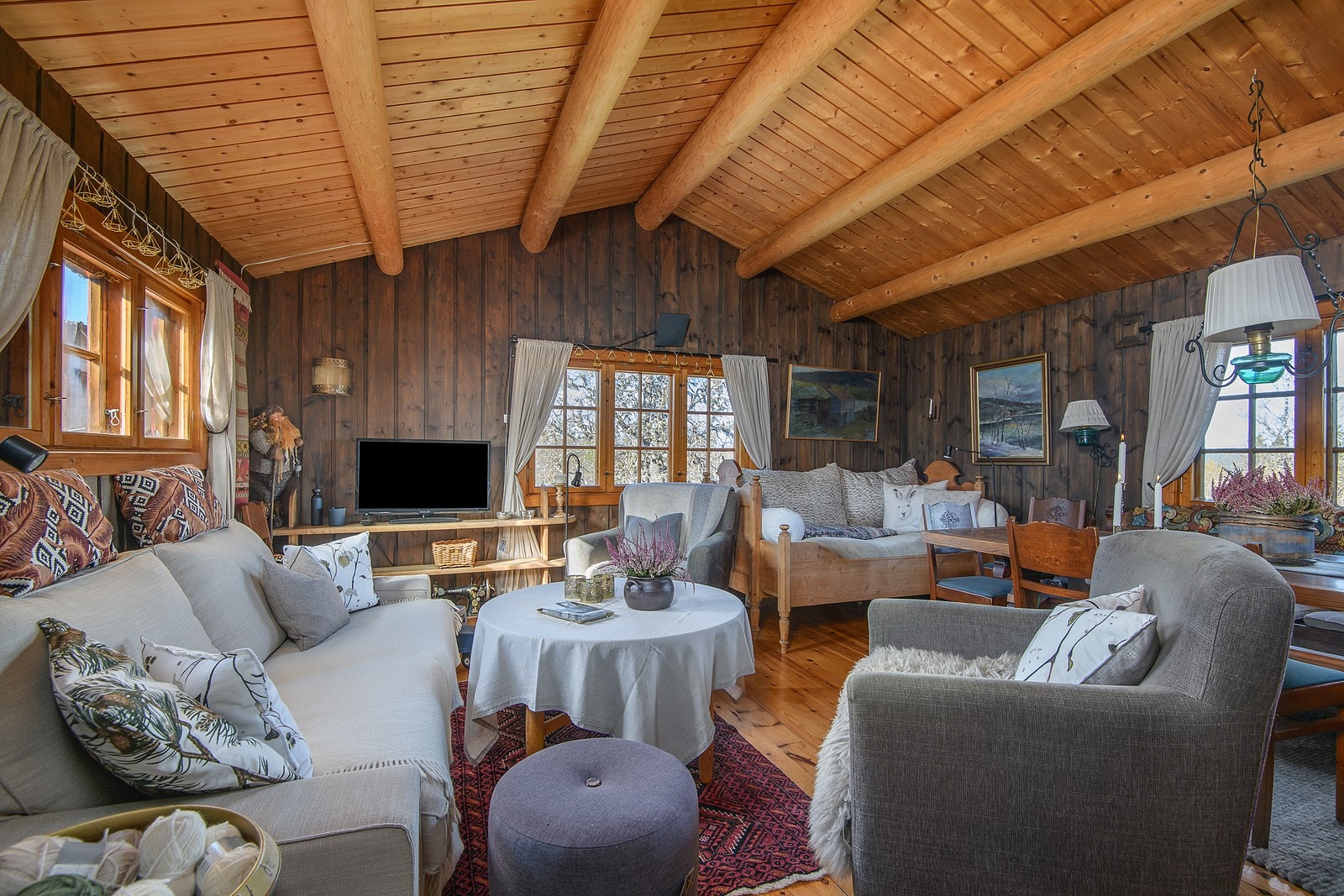 Rommet innbyr til sosiale stunder og avslappende dager hvor både venner og familie kan samles. Galleribilde