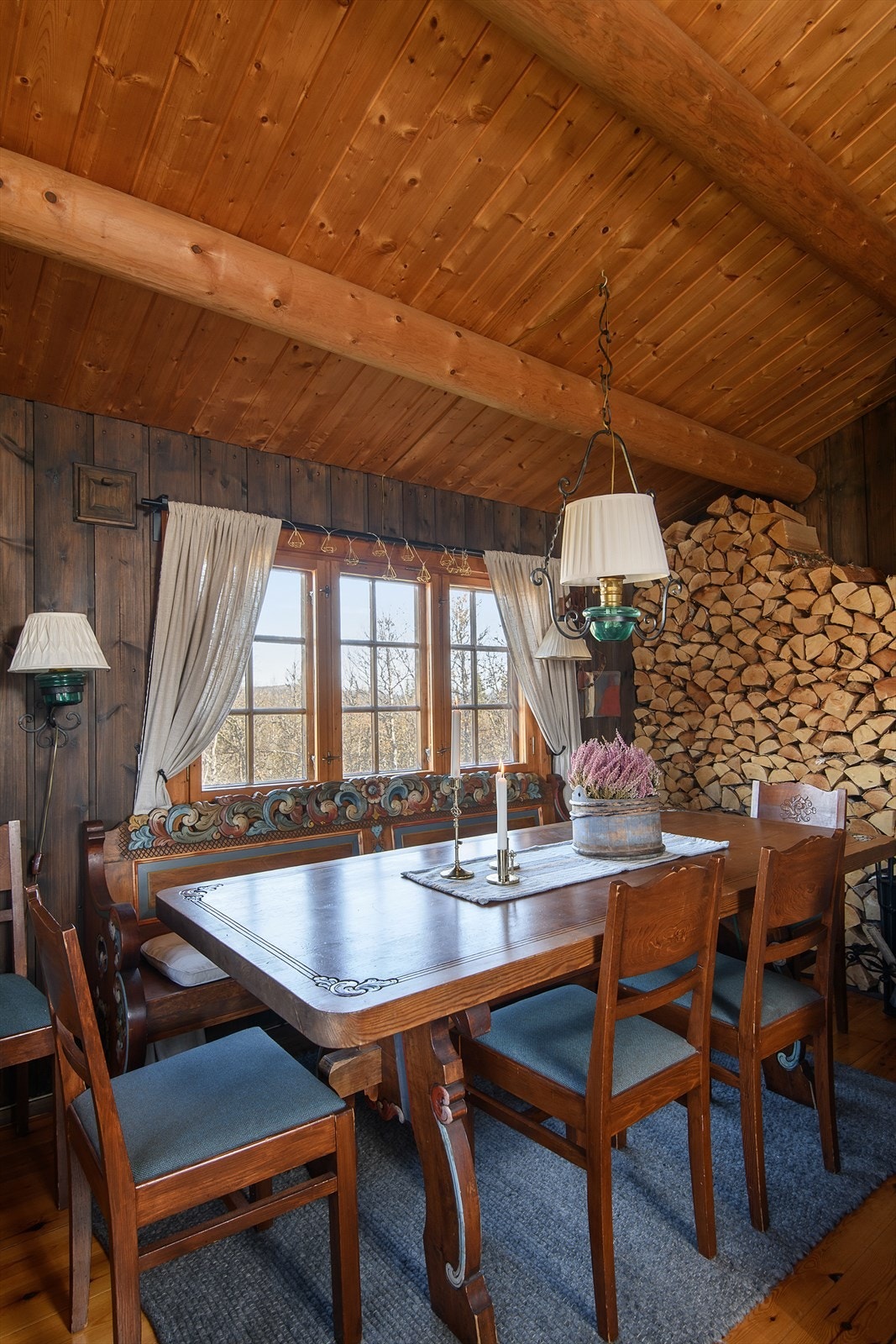 Plass til større spisegruppe i rommet. Galleribilde