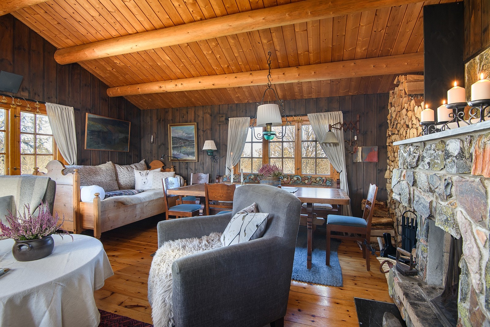 Et hyggelig oppholdsrom med åpen peis som sørger for ekstra god temperatur og knitrende hygge på kalde gråværsdager. Galleribilde