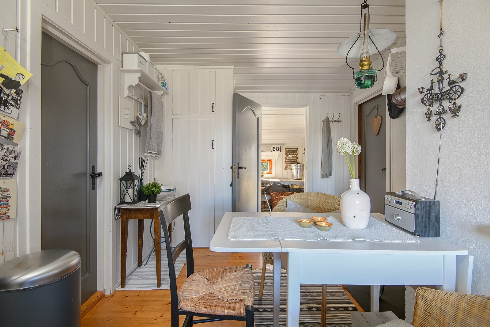 Fra stue ledes du videre inn til separat kjøkken med videre tilgang til de øvrige rom. Galleribilde