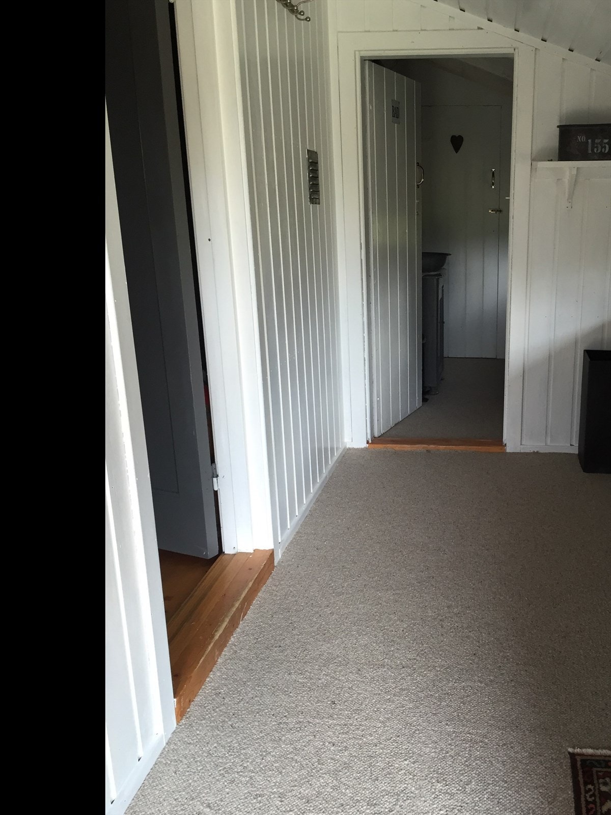 Entré med plass til hendige oppbevaringsmøbler i rommet som videre tar deg inn til boligens toalettrom. Galleribilde