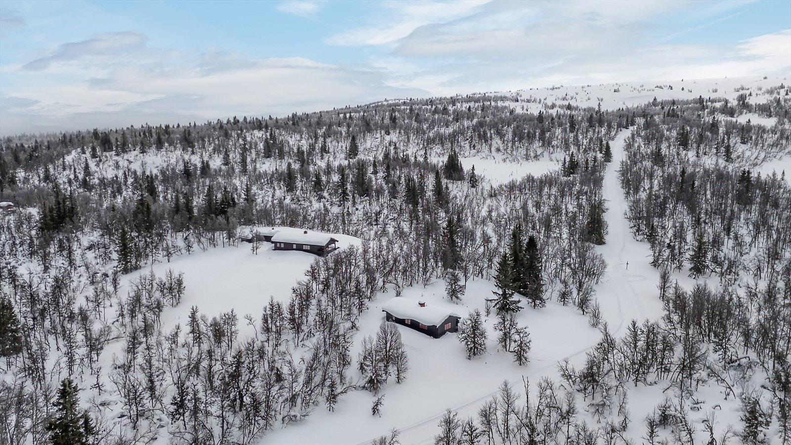 Hytta ligger tett til skiløypene. Området er kjent for sitt sikre snøforhold, et godt preparert løypenett og nedfarter i variert terreng. Galleribilde