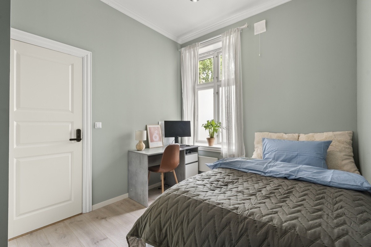 Her har du plass til seng, nattbord, skap og skrivebord Galleribilde