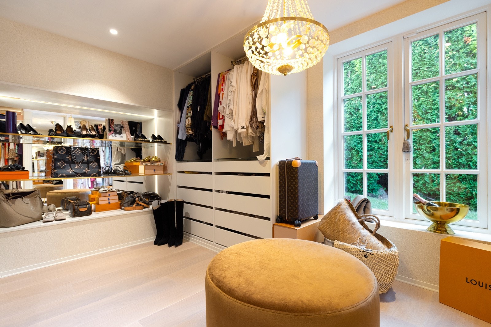 Dame walk-in av generøs størrelse med spesialtilpasset garderobe, led skinner i hyller og speil. Galleribilde