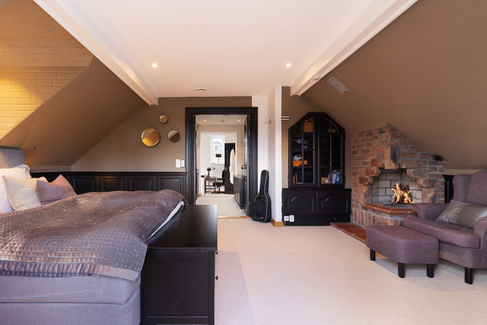 Hyggelig peis på soverommet. Galleribilde