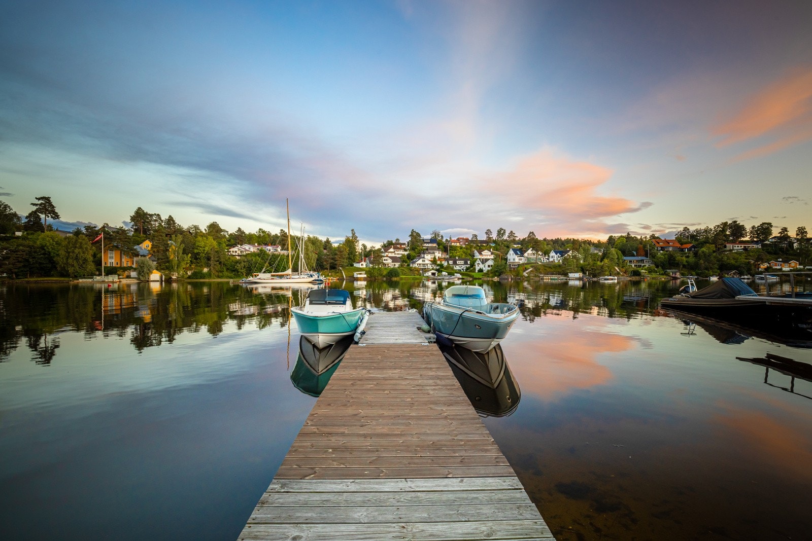 Kun få minutter til sjøen hvor boligen disponerer andel i strandparsell med brygge, sandstrand og gressplen. Galleribilde