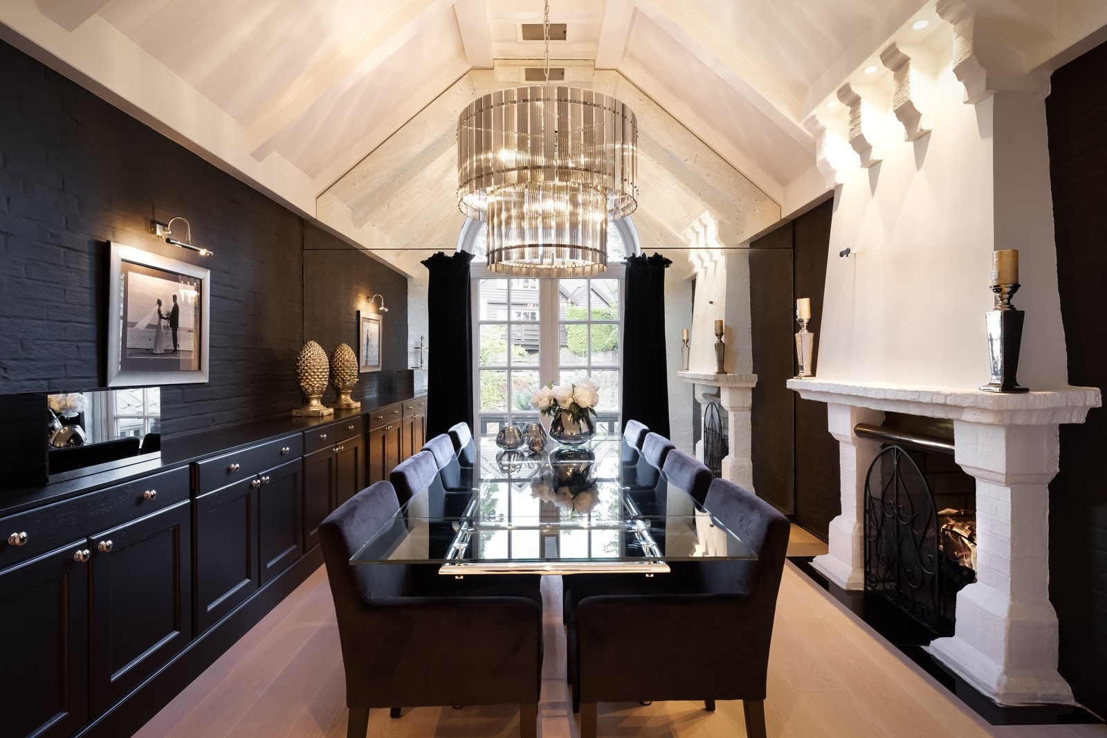 Flotte vindusløsninger fyller rommet med lys og skaper en helt spesiell atmosfære med sine bueformede vinduer og tilhørende balkong. Galleribilde