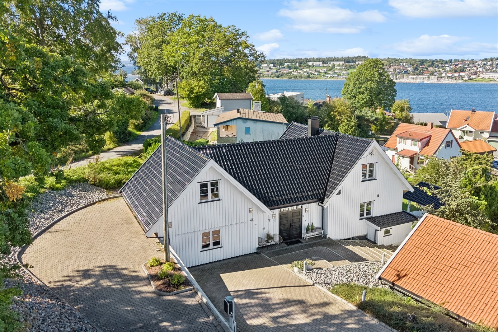 Dette er en stor og velholdt familiebolig, beliggende i det ettertraktede området Kallum i Moss. Galleribilde