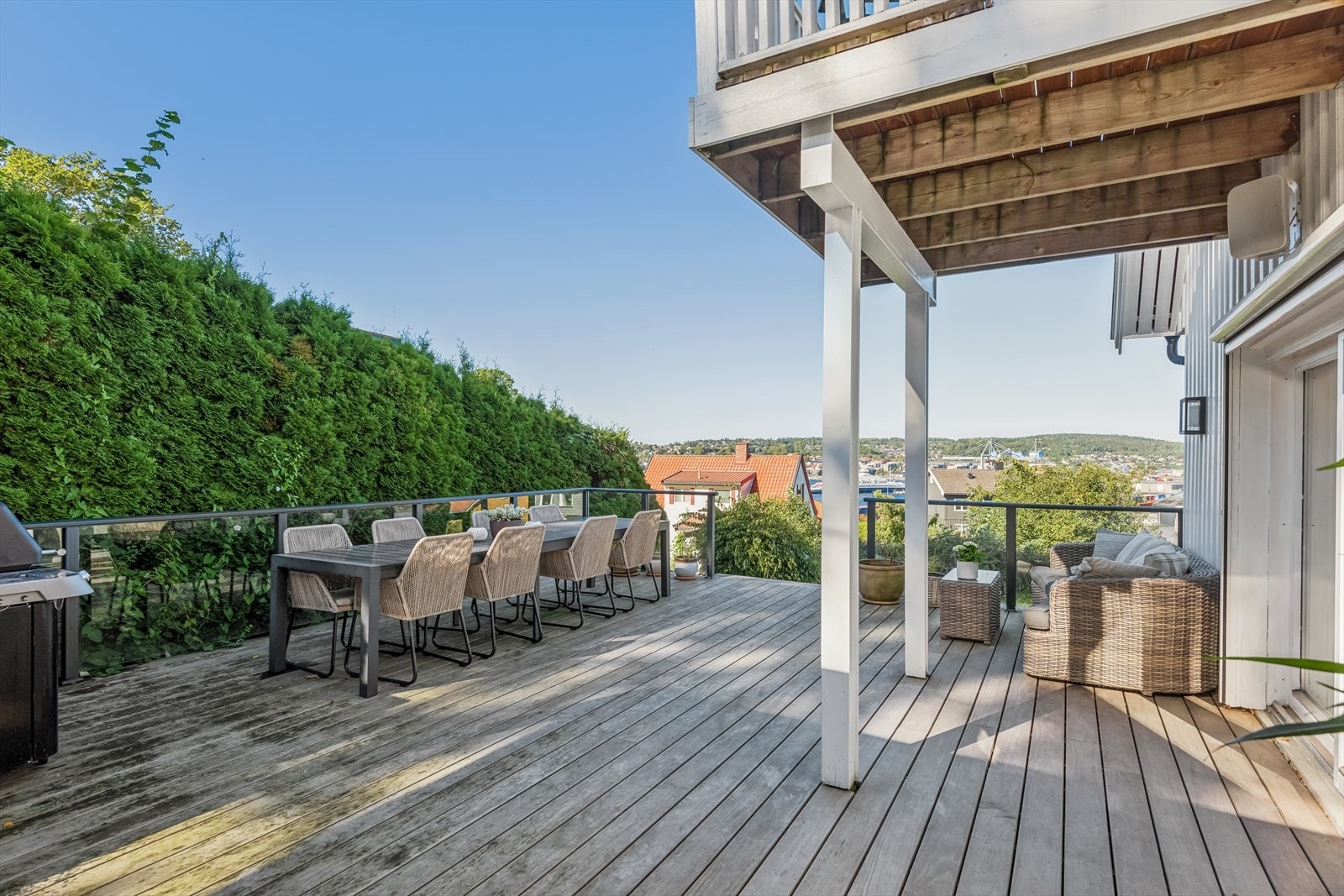 Fra stuen er det utgang til en stor terrasse på ca. 78 kvm (ikke byggemeldt, se pkt. "ferdigattest"). Galleribilde