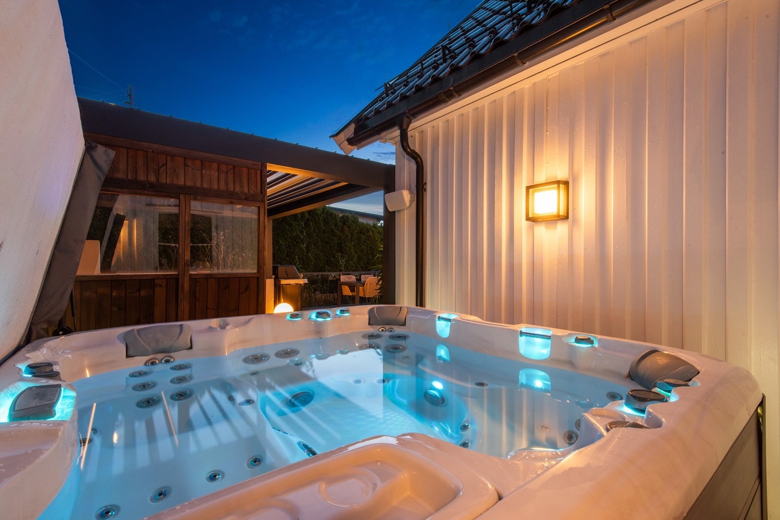 En deilig jacuzzi fra Sundance (modell Cameo), ny i 2018, er å finne på verandaen. Galleribilde