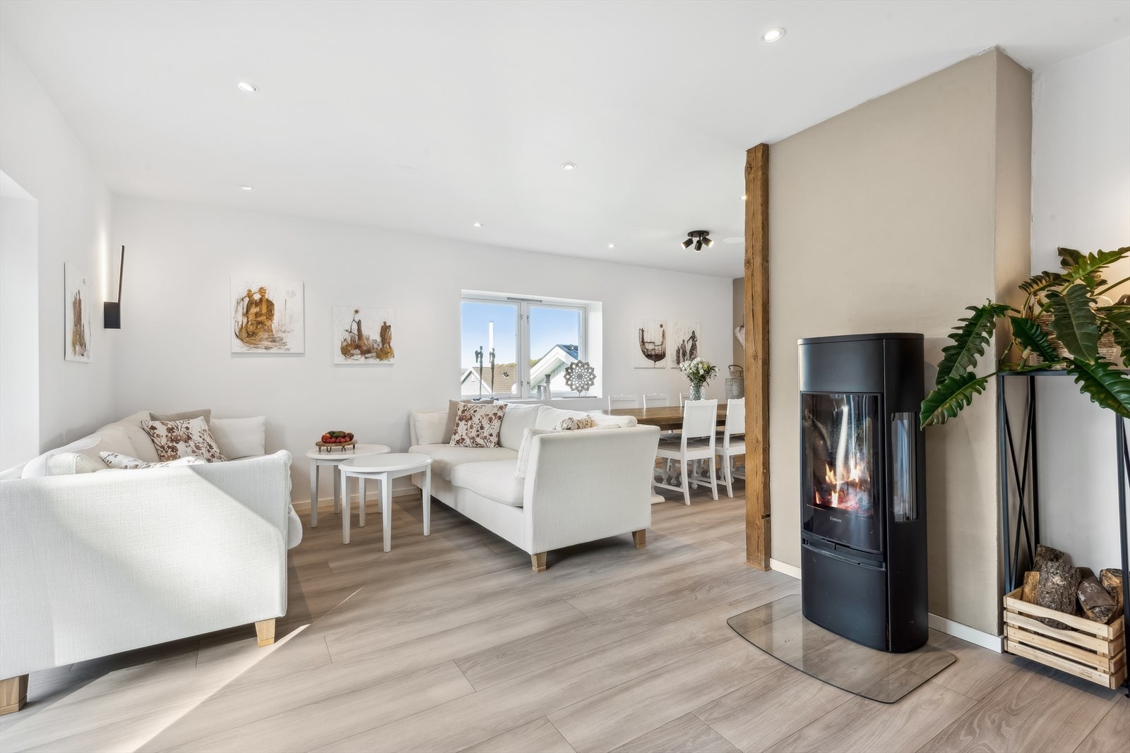 I hovedetasjen bidrar en peisovn til ekstra varme og hygge på kalde dager. Galleribilde