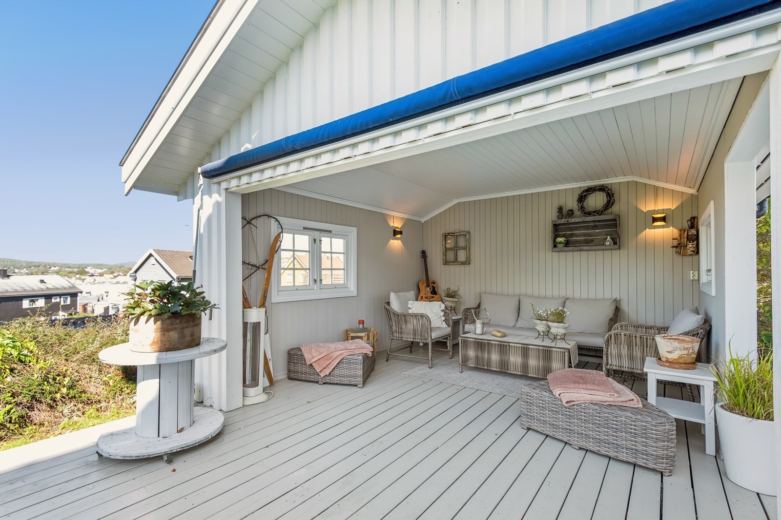 I hagen finner du en delvis overbygget terrasse på ca. 25 kvm. Dette området er perfekt for utendørs måltider og avslapning, uansett vær. Galleribilde