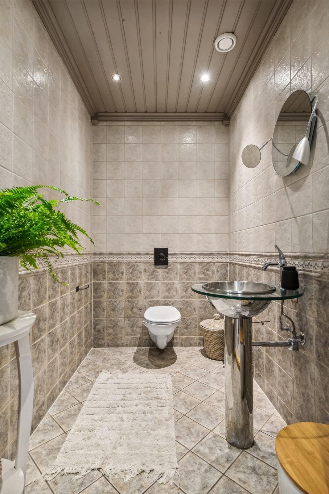 Separat toalettrom i 1. etasje med servant og vegghengt klosett. Galleribilde