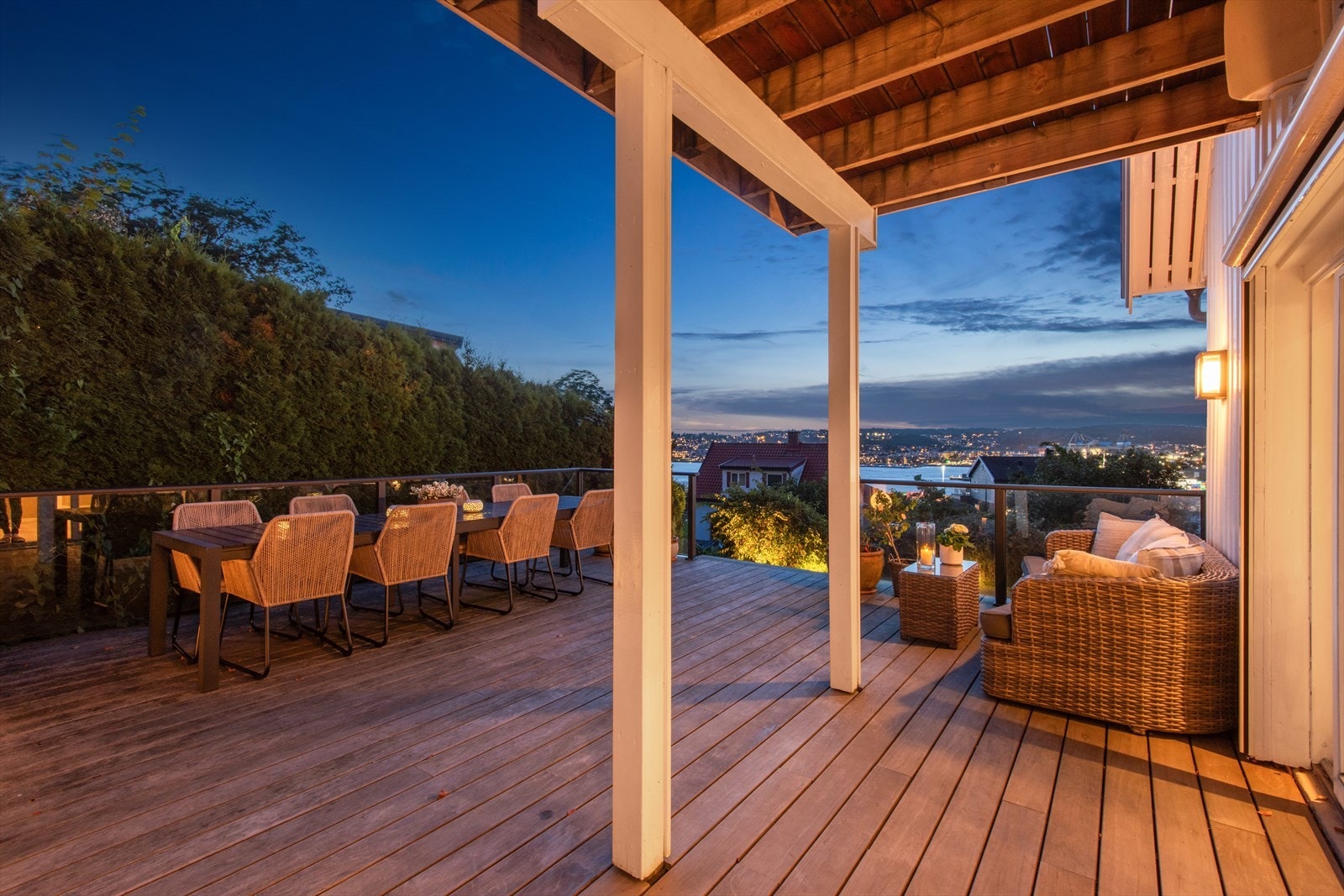 De romslige kvadratmeterne gjør det enkelt å innrede uteplassen i ulike soner med sitteplasser for hele familien. Galleribilde