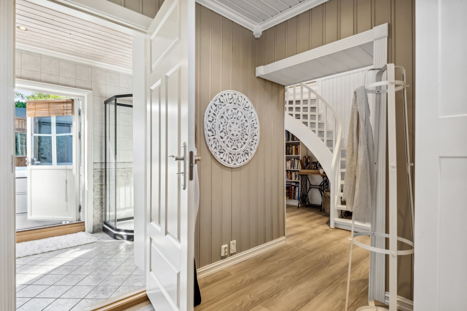 Det er vannbåren gulvvarme i hele boligen, med unntak av ett soverom i 2. etasje samt boden i kjelleren. Galleribilde