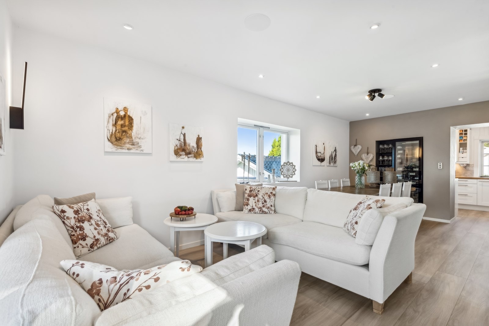 Det er plass til en stor sofagruppe og TV med tilhørende mediemøbel. Galleribilde