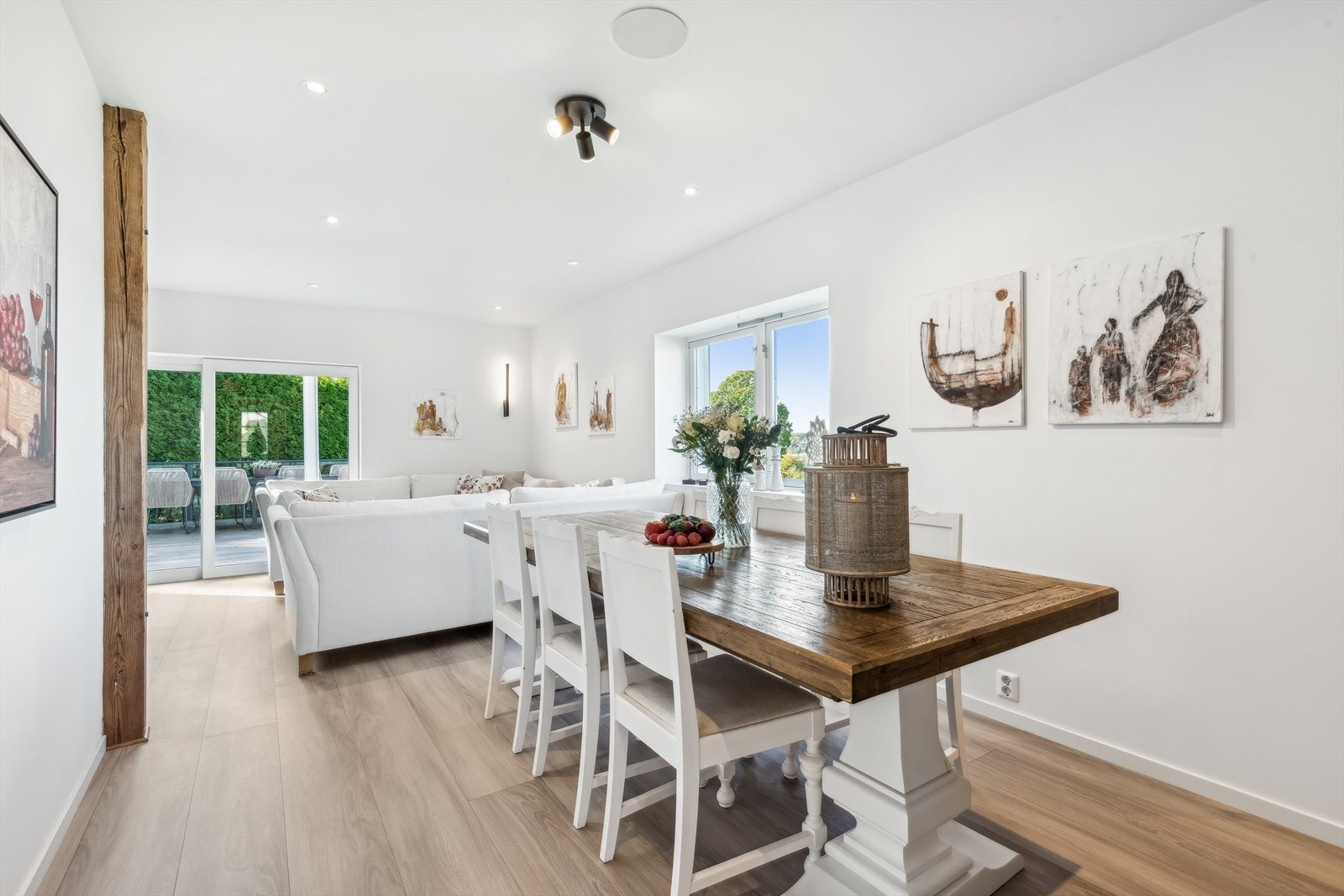 Det er også god plass til en stor spisegruppe hvor hele familien kan samles. Galleribilde