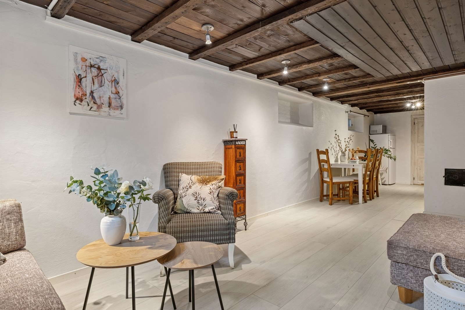 Det er innredet en separat boenhet i boligen. Det finnes ingen formell dokumentasjon på godkjenning av denne. Se punkt "ferdigattest" i salgsoppgaven. Galleribilde