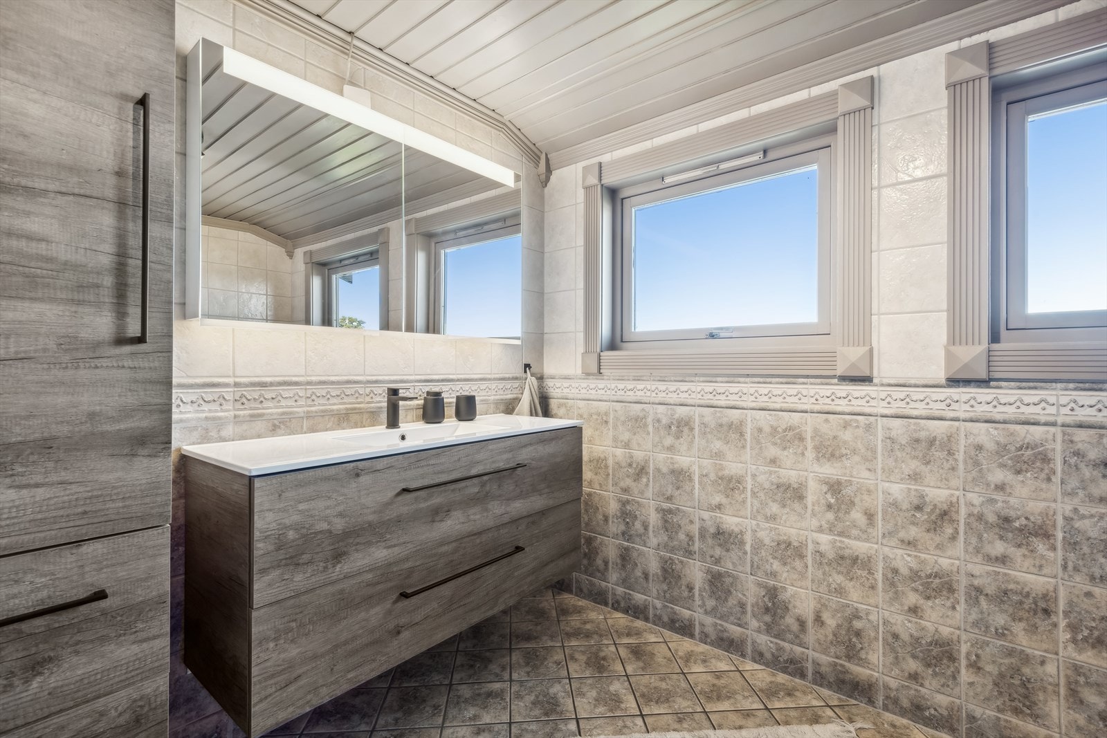 Flislagt baderom i 2. etasje med elektriske varmekabler i gulvet. Galleribilde