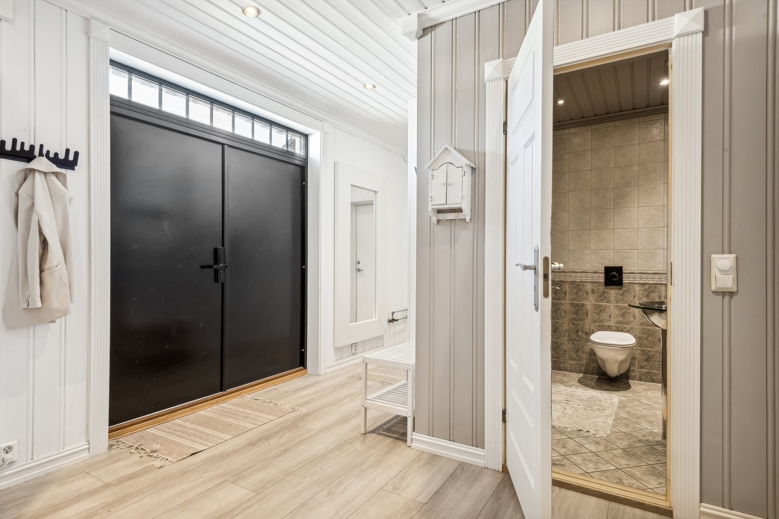 Svært romslig entré med innfelte lys i himlingen, som gir et moderne og innbydende førsteinntrykk. Galleribilde