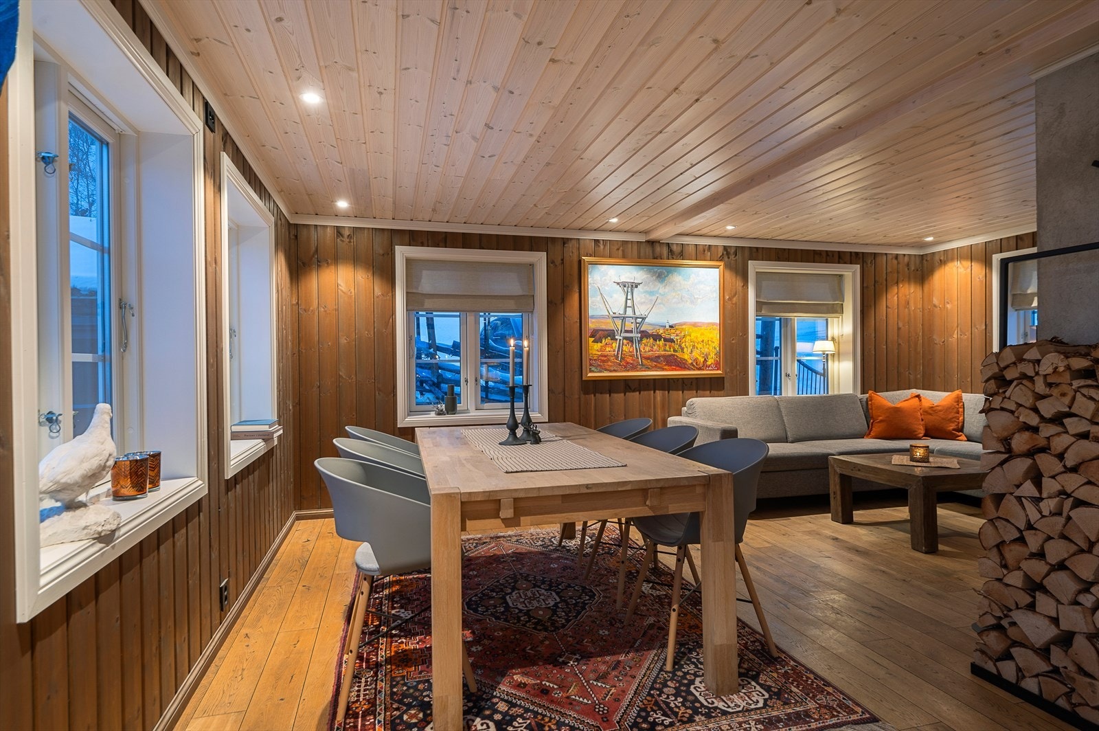 Fra spisestuen er det dobbel foldede dører som leder ut til terrassen Galleribilde