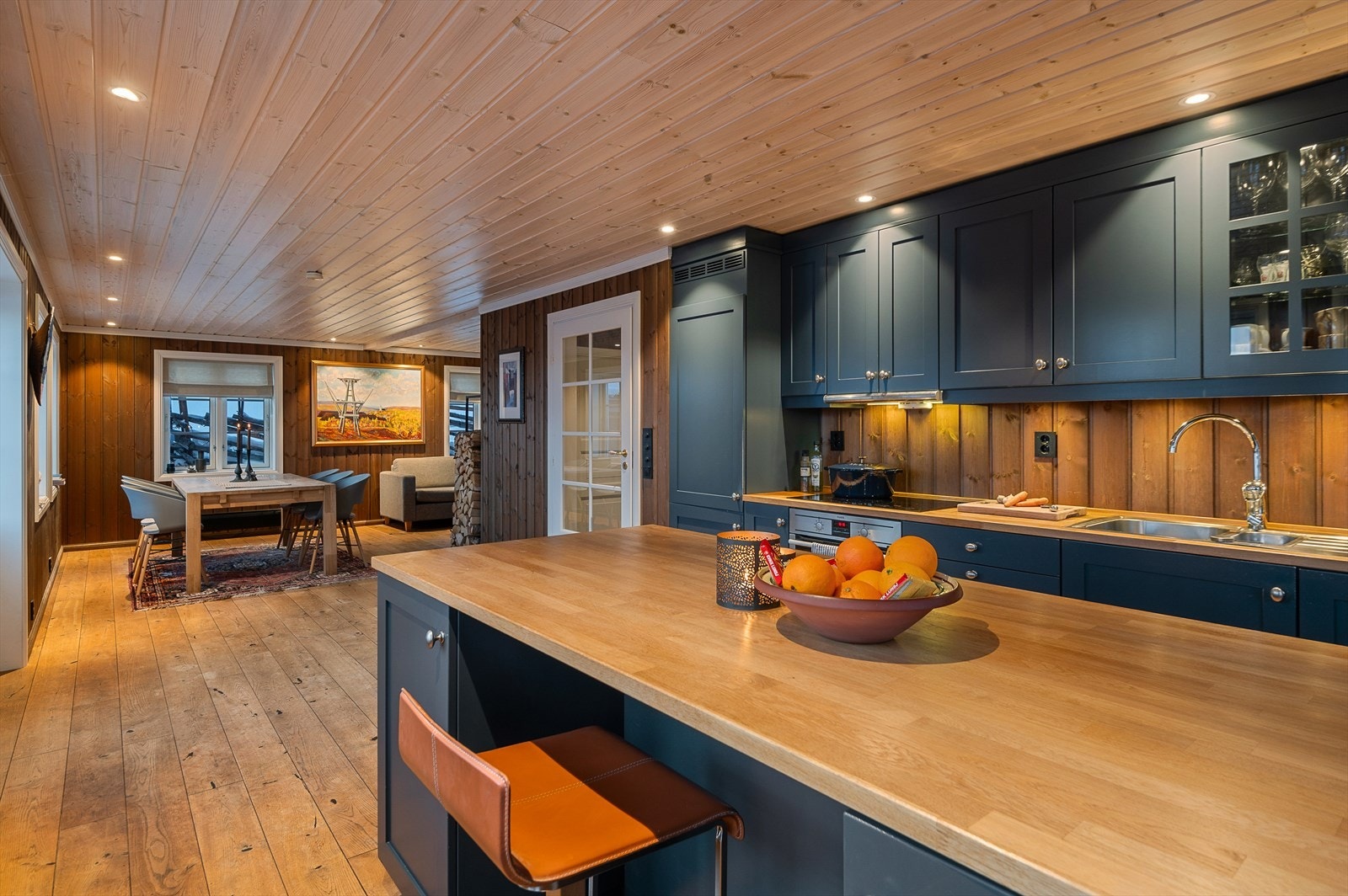 Kjøkkenet har en praktisk kjøkkenøy som gir godt med benkeplass samt et naturlig sosialt sted for matlaging Galleribilde