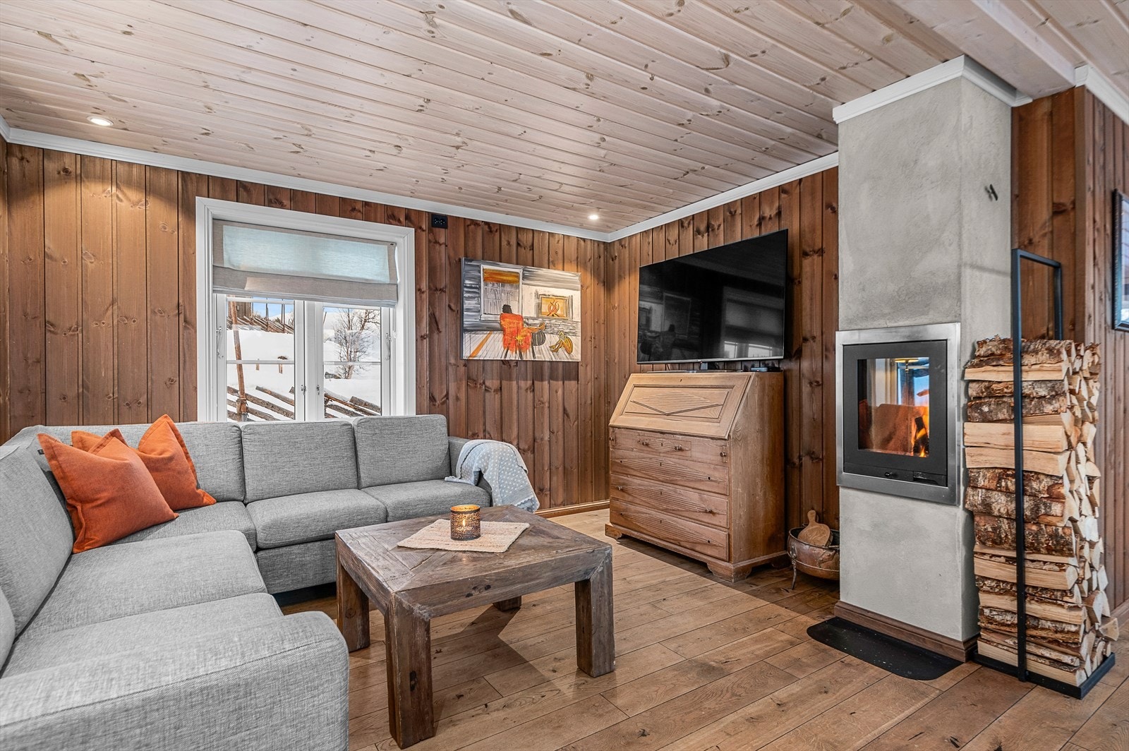 På stuen er det etablert vedovn for litt ekstra kos og varme på kalde vinterdager Galleribilde