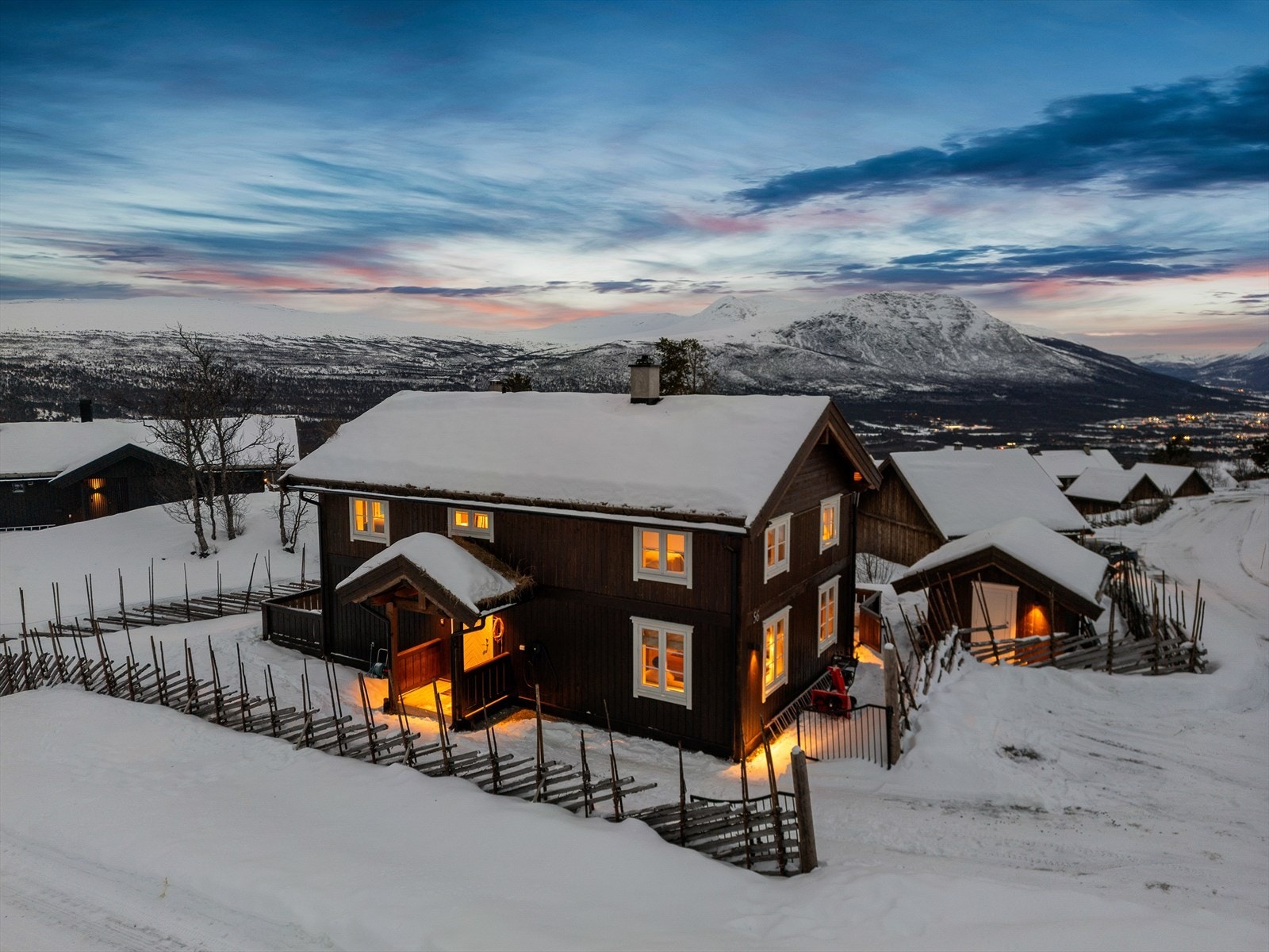 Oppdal er like vakker året rundt. Skli ned til Stølen skianlegg, spenn på deg langrennskiene, ta på deg turskoene eller hiv deg på sykkelen og ta turen til nydelig terrengpark i Kåsen Galleribilde